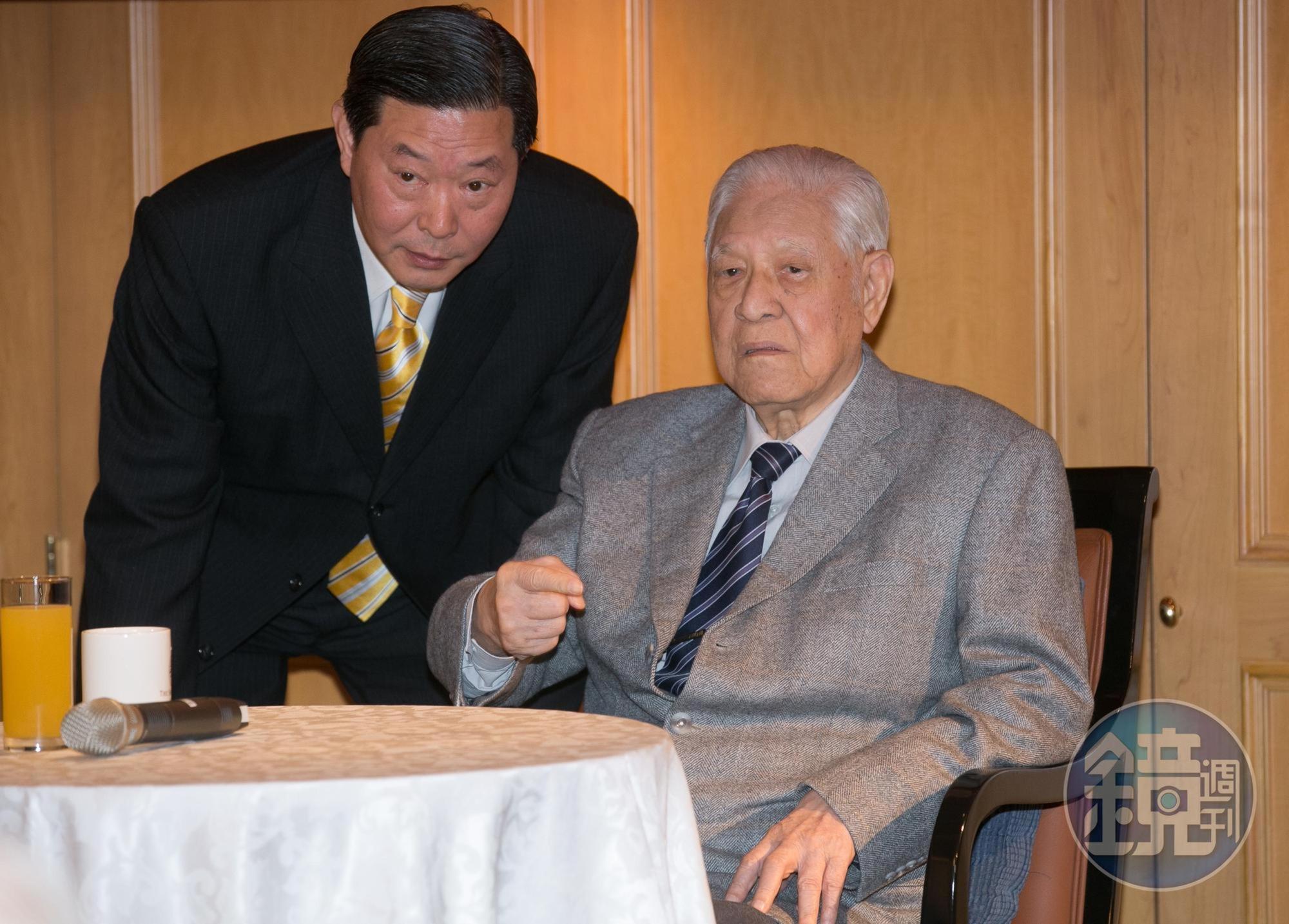 李登輝追思會圓滿落幕,基金會祕書長王燕軍(左)於臉書感性po文,「報告總統,下班了。辛苦一輩子,我來接你回家。」(本刊資料照)
