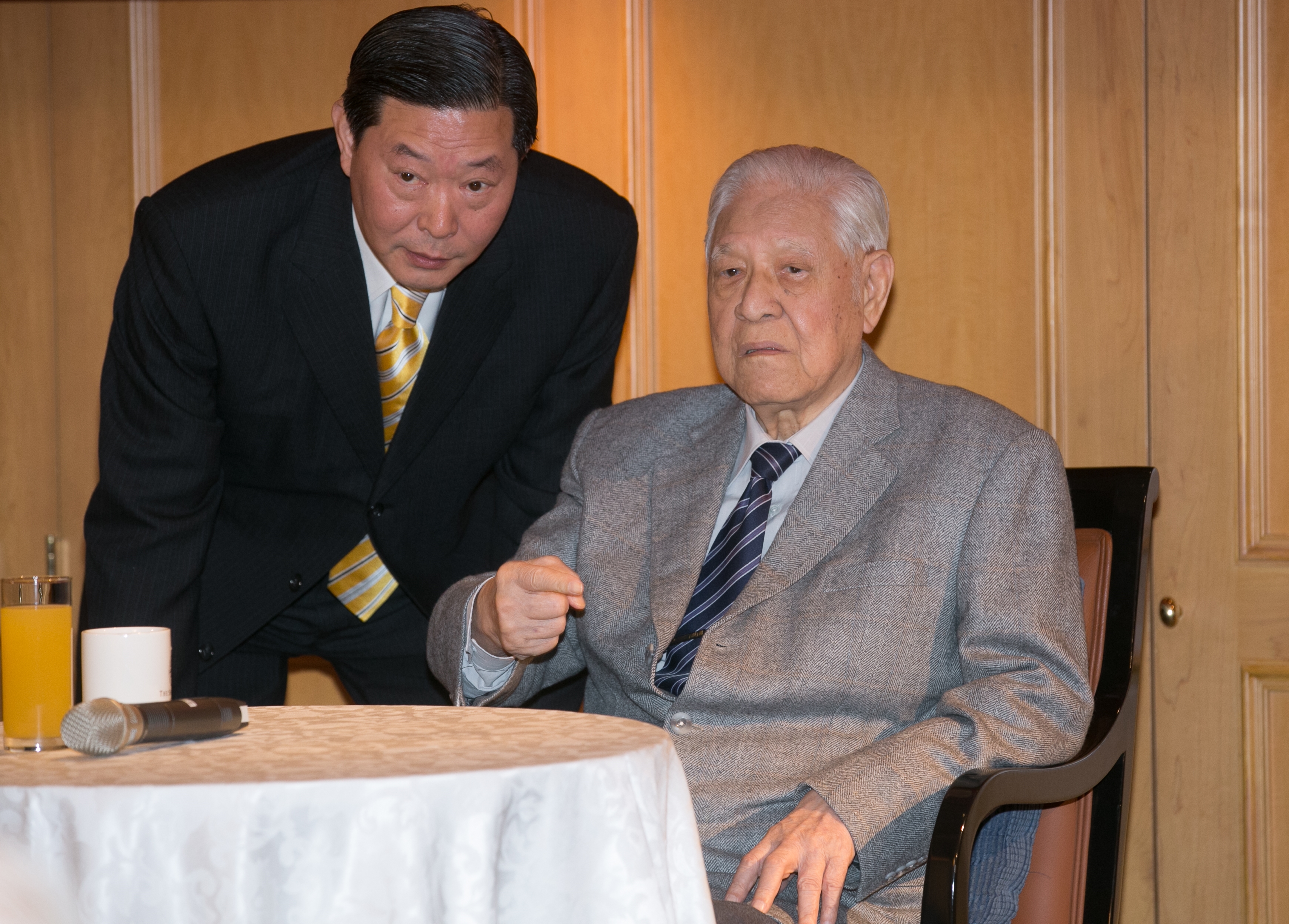 李登輝追思會圓滿落幕，基金會祕書長王燕軍（左）於臉書感性po文，「報告總統，下班了。辛苦一輩子，我來接你回家。」（本刊資料照）