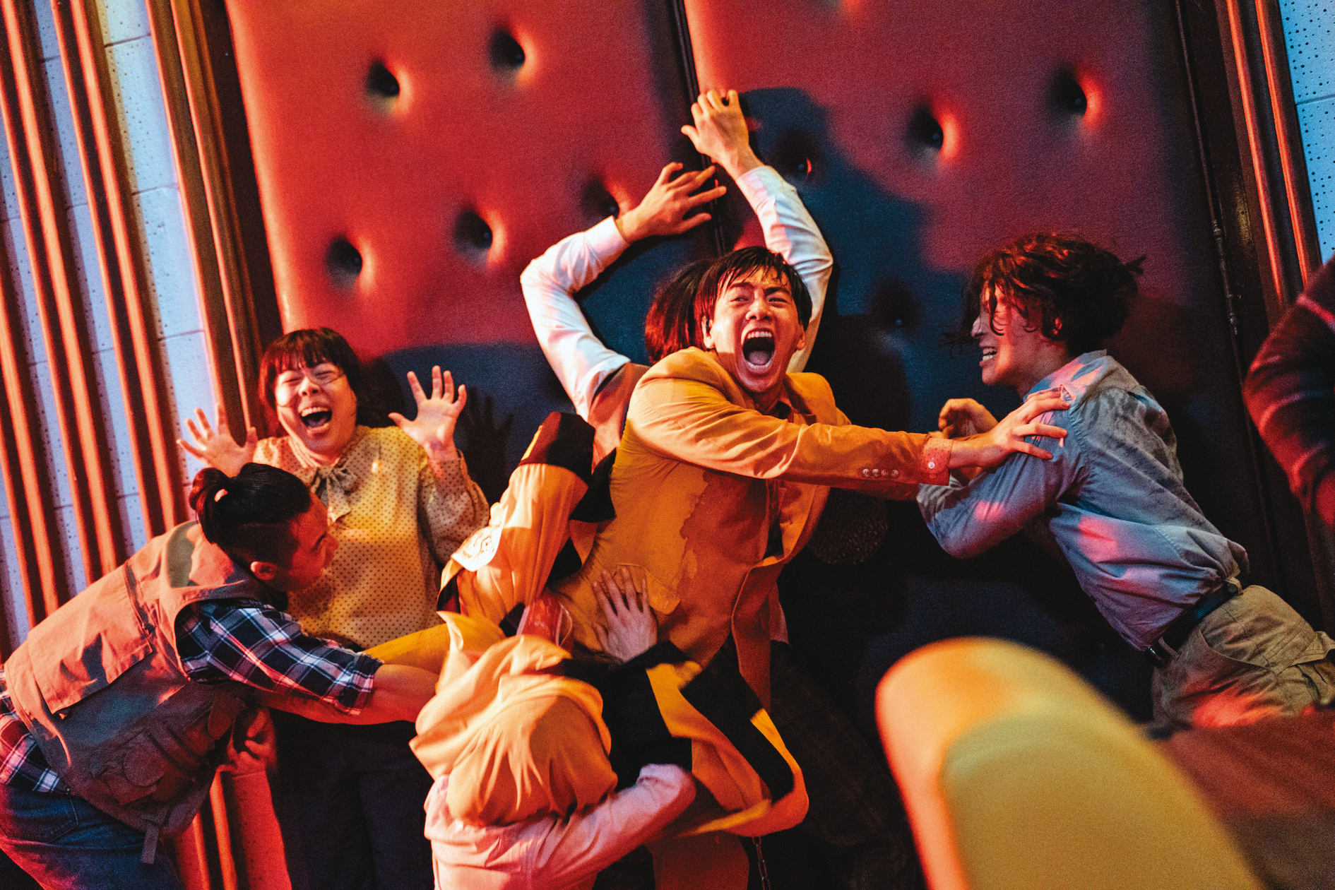 以熟悉的立院亂象透露編導對台灣的關切與擔憂，活屍場景帶著在地氣息，給觀眾帶來有趣的體驗。（華映提供）