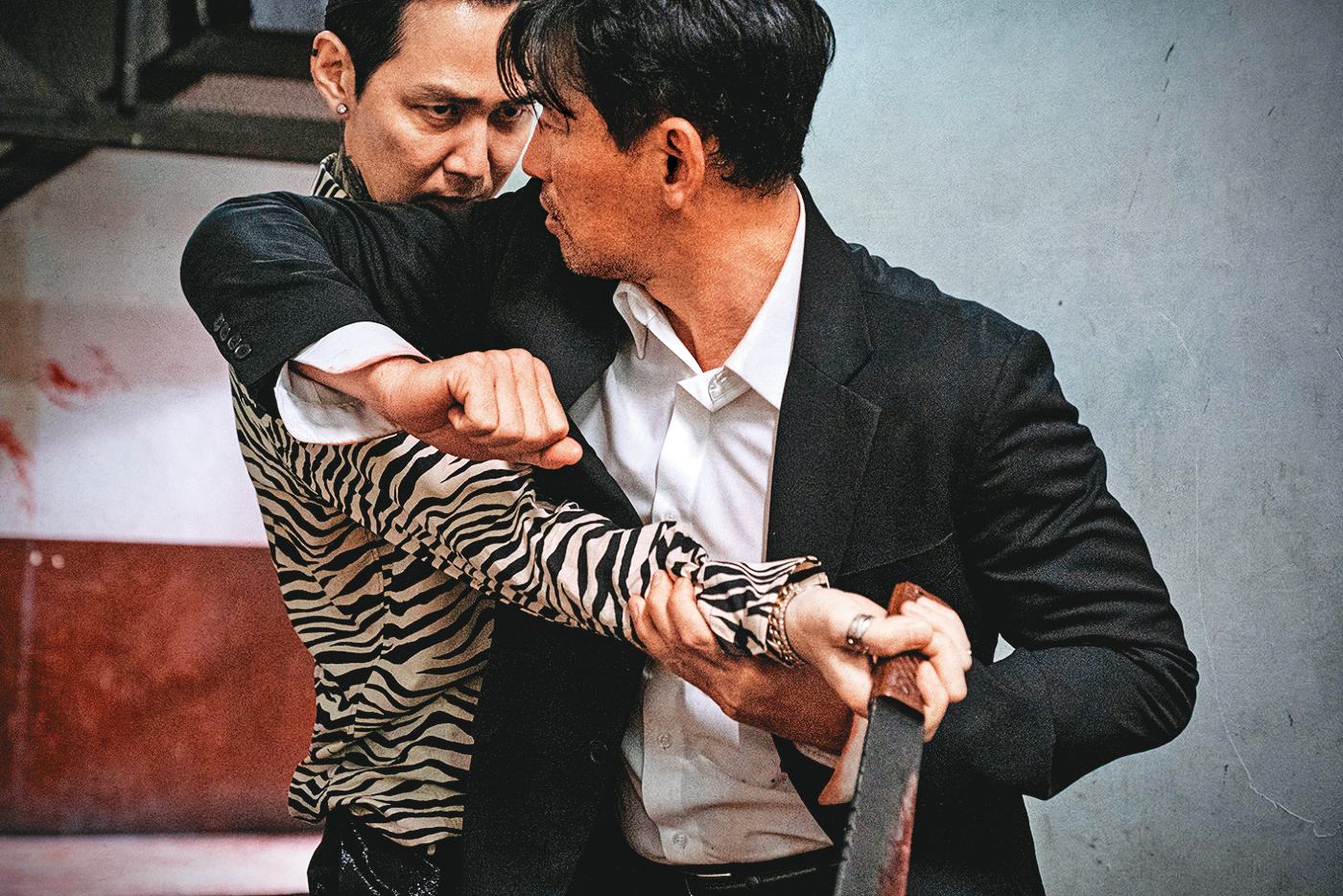 韓國兩位影帝黃晸玟與李政宰不管演技或動作場面都毫不含糊，電影劇情雖然公式化，但執行調度出色。（采昌提供）