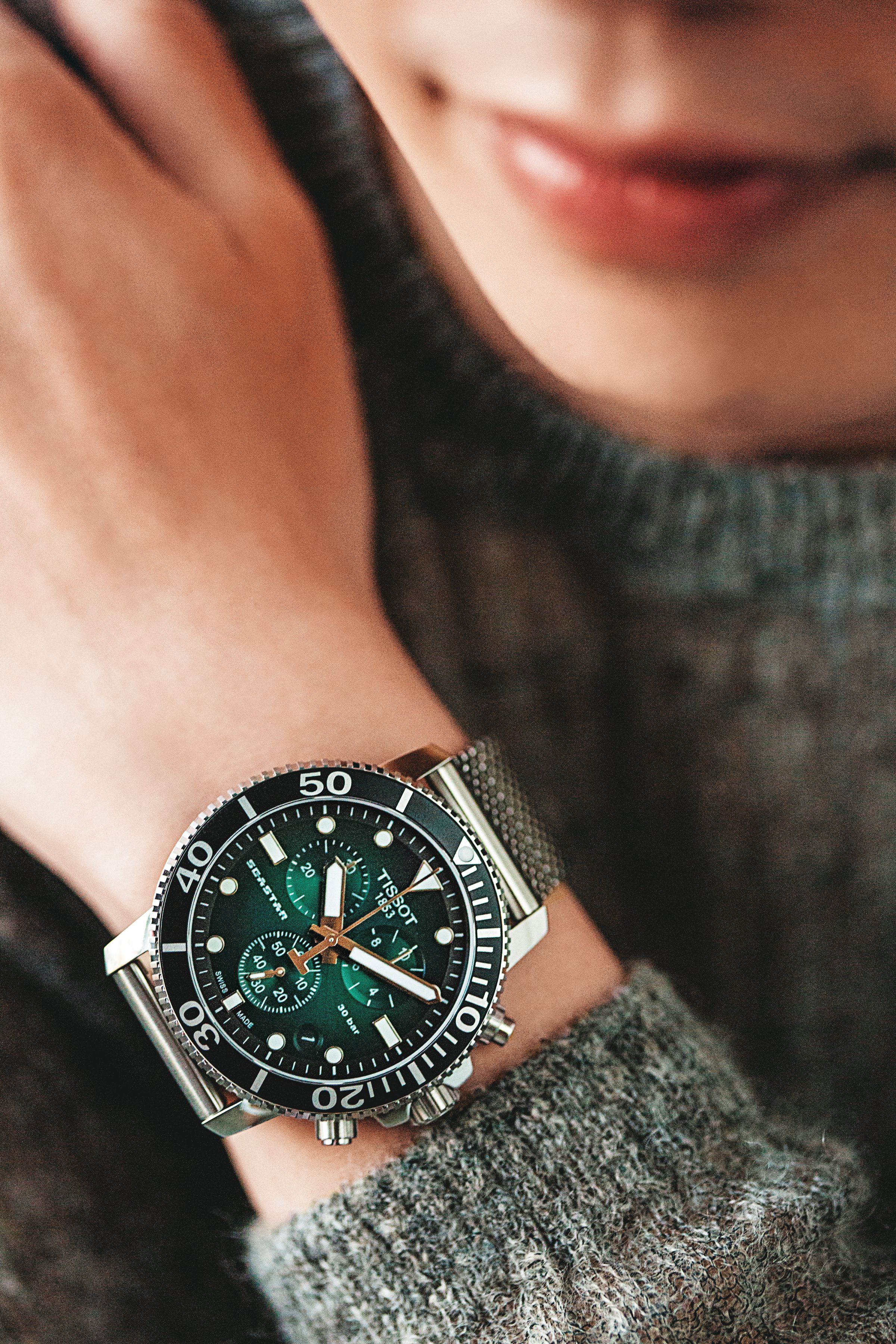 TISSOT SEASTAR 1000石英計時款。石英計時機芯、藍寶石水晶錶鏡、漸層綠色面盤、單向旋轉鋁合金外圈、錶身直徑45.5mm、米蘭錶帶、300米防水、Super-LumiNova®夜光塗層時標和時分指針，NT$17,600。