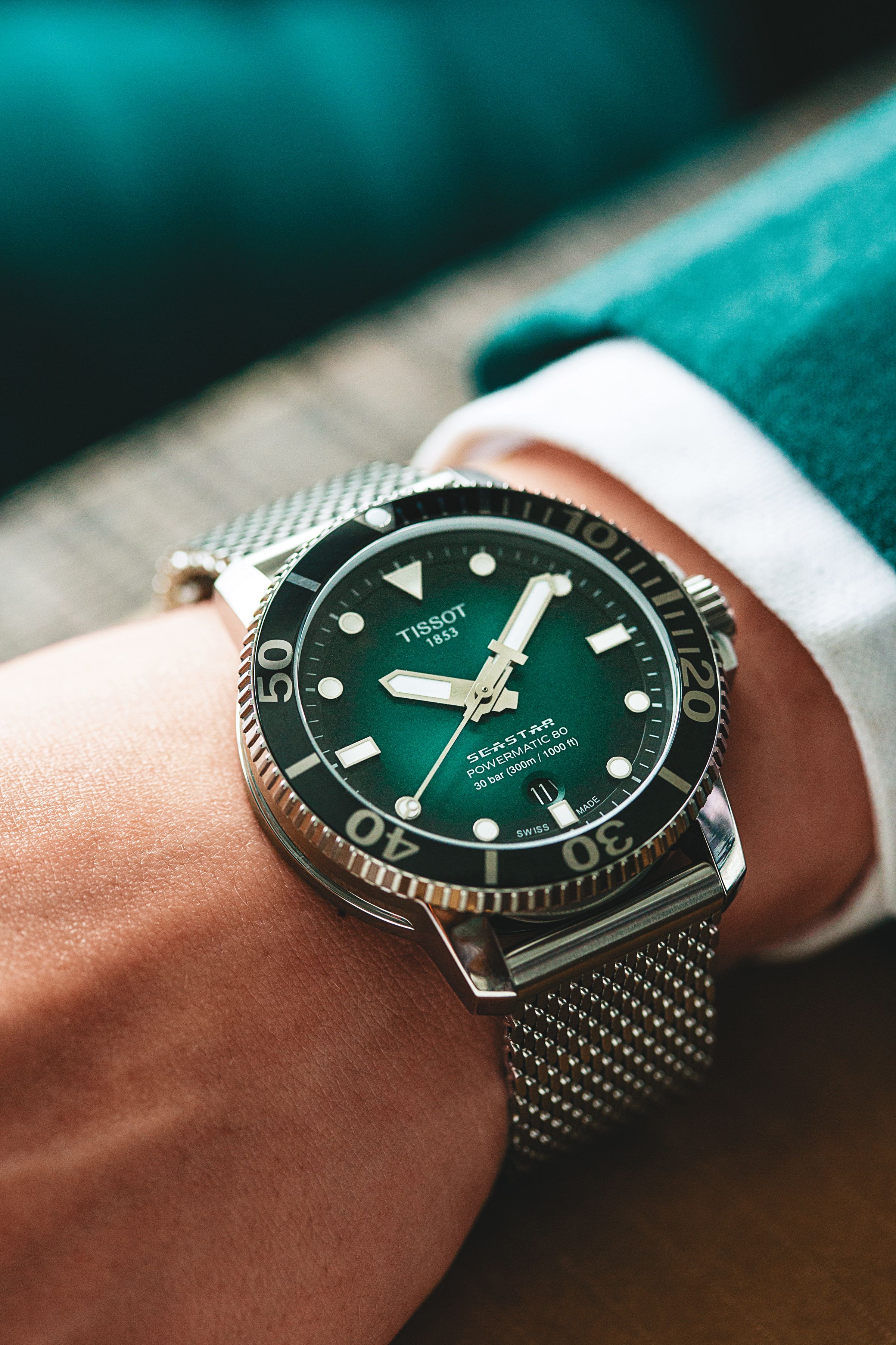 TISSOT SEASTAR 1000自動款，Powermatic 80自動機芯、藍寶石水晶錶鏡、可透視後底蓋、漸層綠色面盤、單向旋轉陶瓷錶圈、 錶身直徑43mm、米蘭錶帶、300米防水、Super-LumiNova®夜光塗層時標和時分指針，NT$24,100。