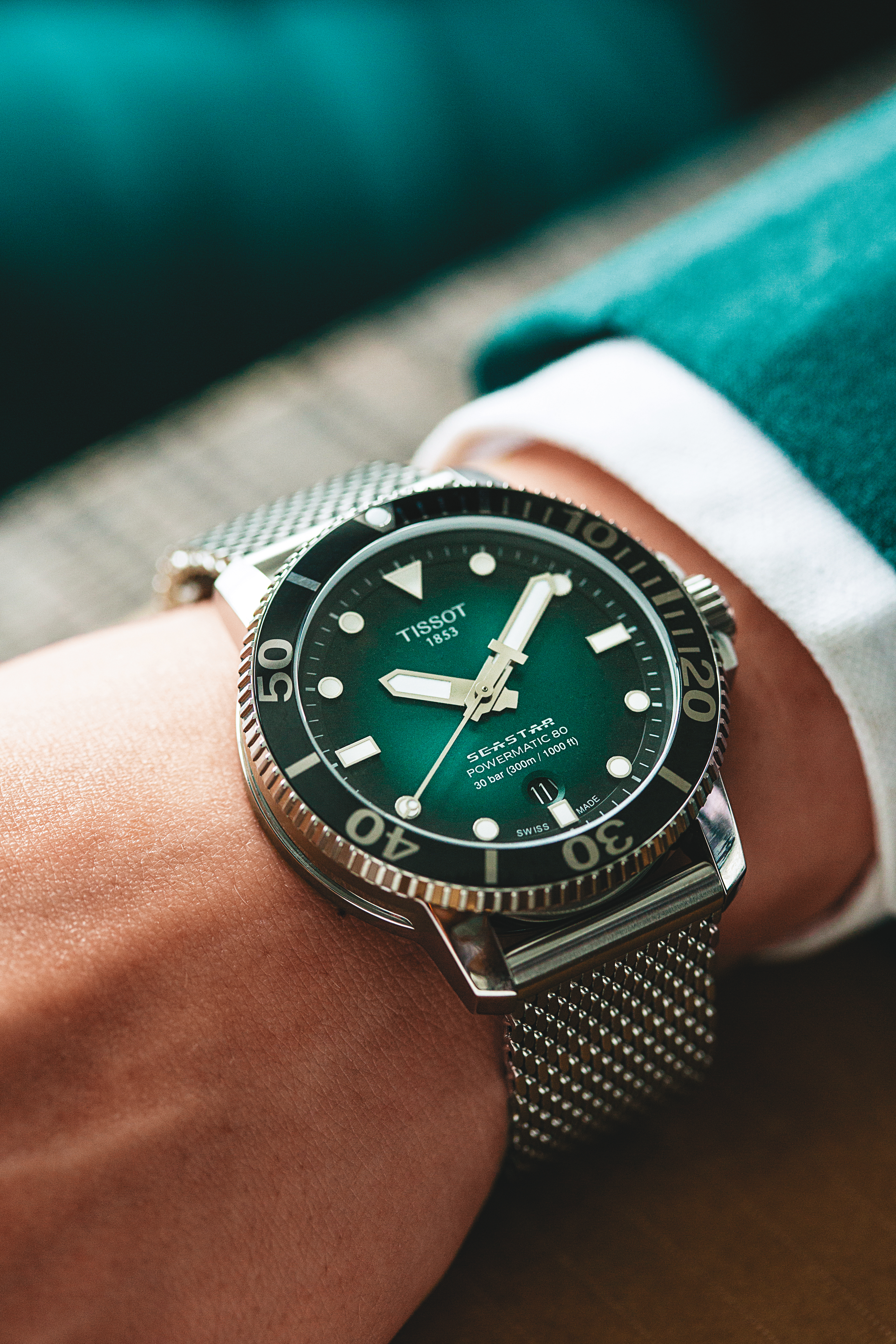 TISSOT SEASTAR 1000自動款，Powermatic 80自動機芯、藍寶石水晶錶鏡、可透視後底蓋、漸層綠色面盤、單向旋轉陶瓷錶圈、 錶身直徑43mm、米蘭錶帶、300米防水、Super-LumiNova®夜光塗層時標和時分指針，NT$24,100。