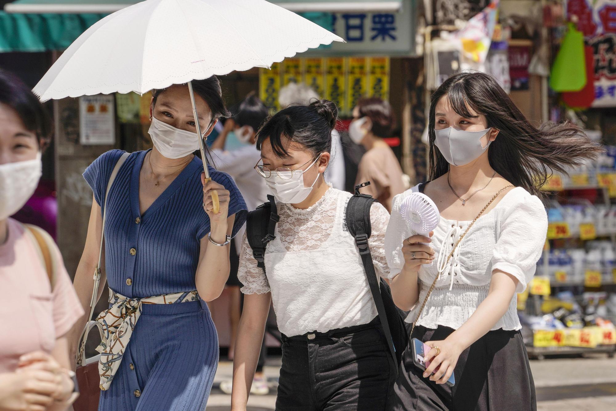 日本內閣府今公布的4至6月國內生產毛額（GDP）折合成年率較前一季萎縮27.8%。（東方IC）