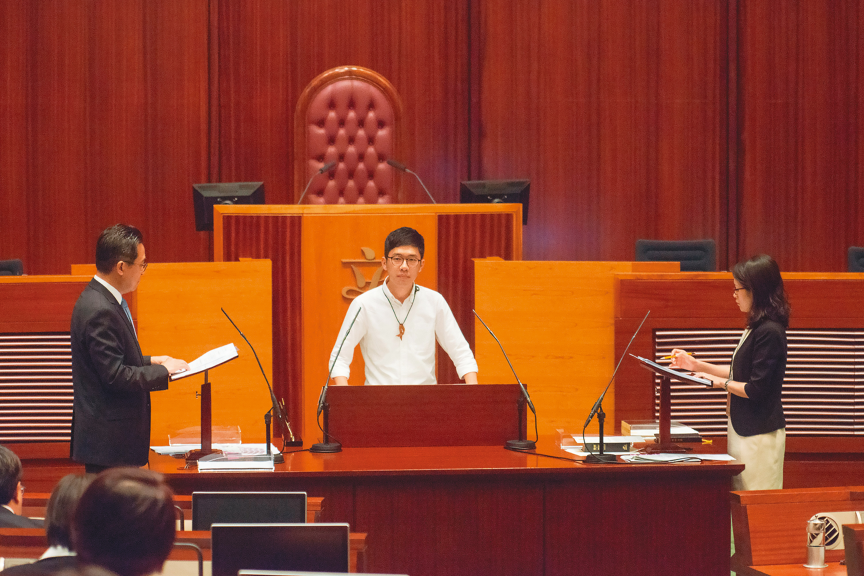 曾為香港最年輕立法會議員,羅冠聰(右)遭法庭認定其宣誓過程違法,遭剝奪議席。(翻攝立法會Flickr)