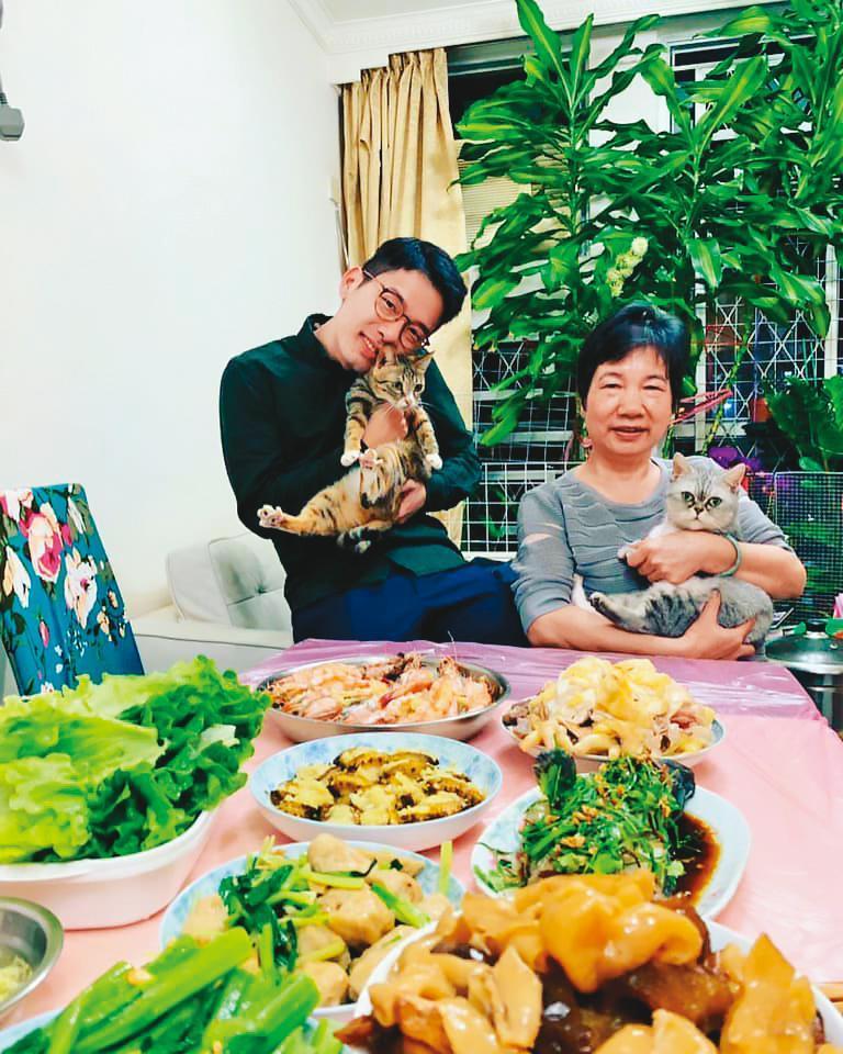 揹負香港的命運,羅冠聰(左)被迫拋下母親(右)與2隻愛貓,獨自踏上流亡旅程。(翻攝羅冠聰臉書)