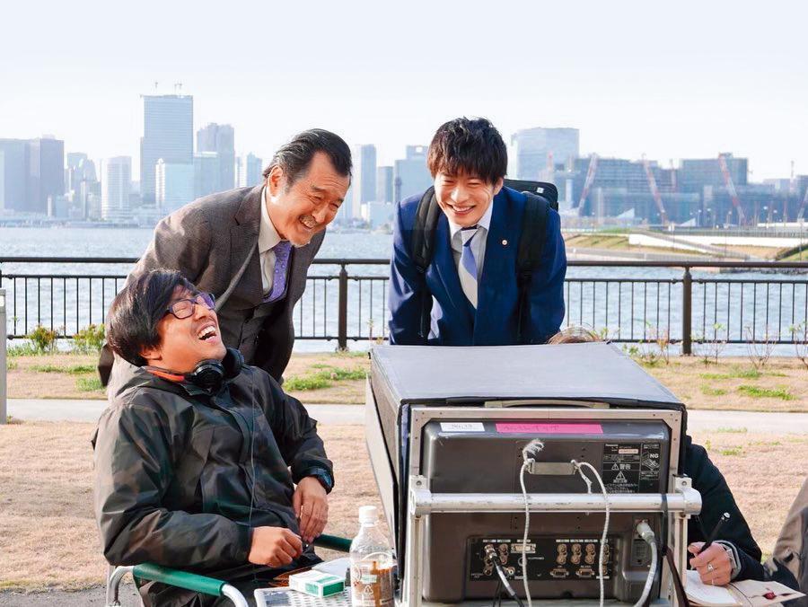 吉田鋼太郎(後排左)和田中圭(後排右)主演的《大叔的愛》在日本爆紅,還推出電影版和續集。(翻攝自《大叔的愛》IG)