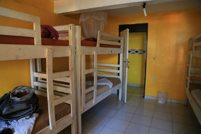 Dcard上有一名大學新鮮人發文詢問「可以帶媽媽一起到學校宿舍住宿嗎？」（示意圖，圖片來源：Photo-AC）