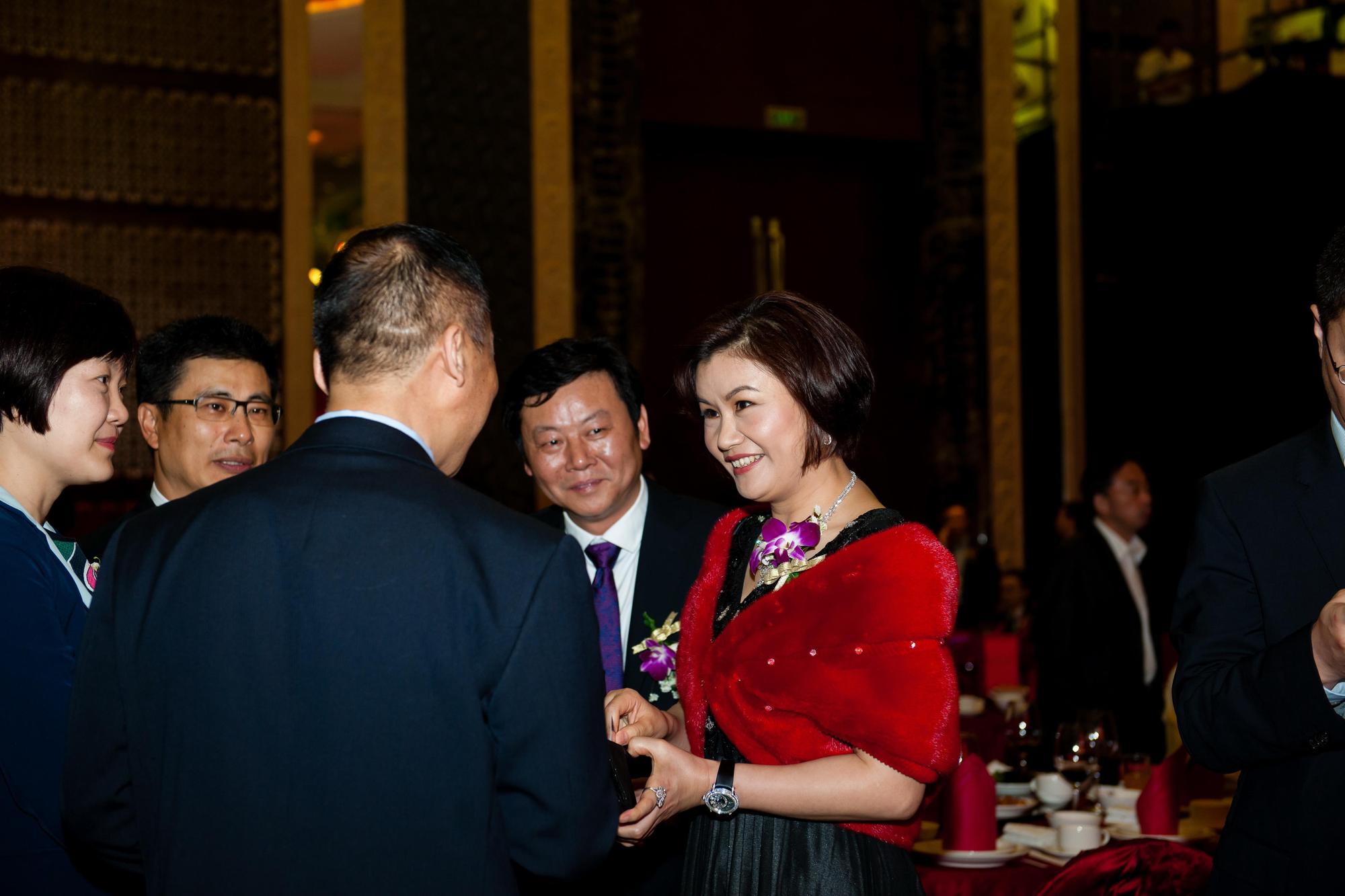 從湖南貧鄉出身、16歲就輟學開始工作的周群飛（右一）身價超過3,800億元，被大陸網民稱為最強打工妹。（翻攝自百度百科）