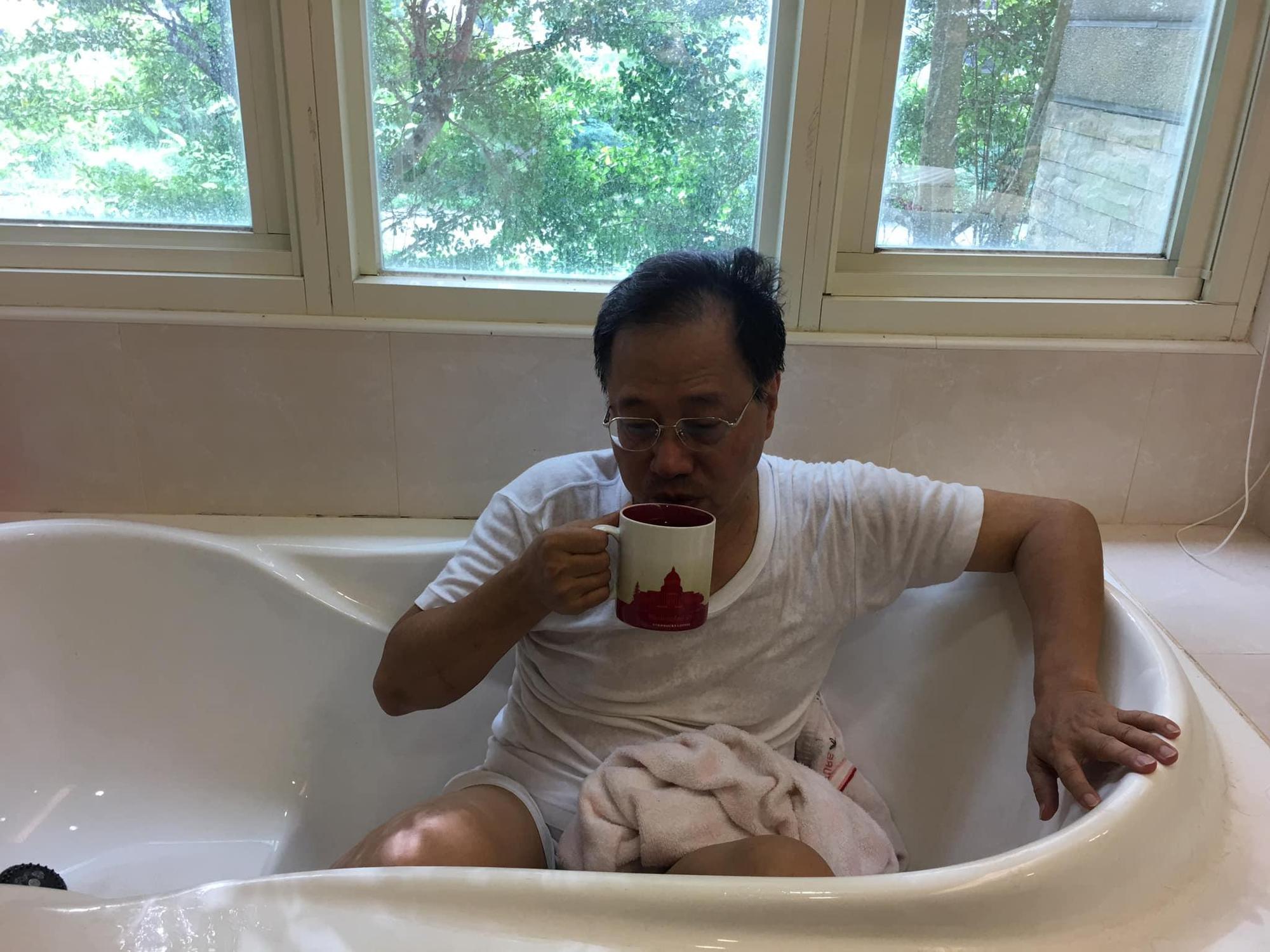 李來希臉書自曝在浴室跌倒，緊急送醫；發文時還附上在浴缸裡拍的示意圖。（翻攝李來希臉書）