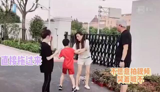 張庭日前拉扯兒子拍攝影片的畫面遭網友批評「走火入魔」。(翻攝自新浪微博)