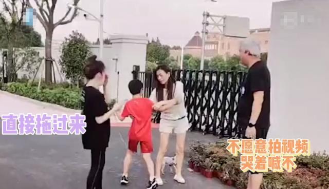 張庭日前拉扯兒子拍攝影片的畫面遭網友批評「走火入魔」。（翻攝自新浪微博）