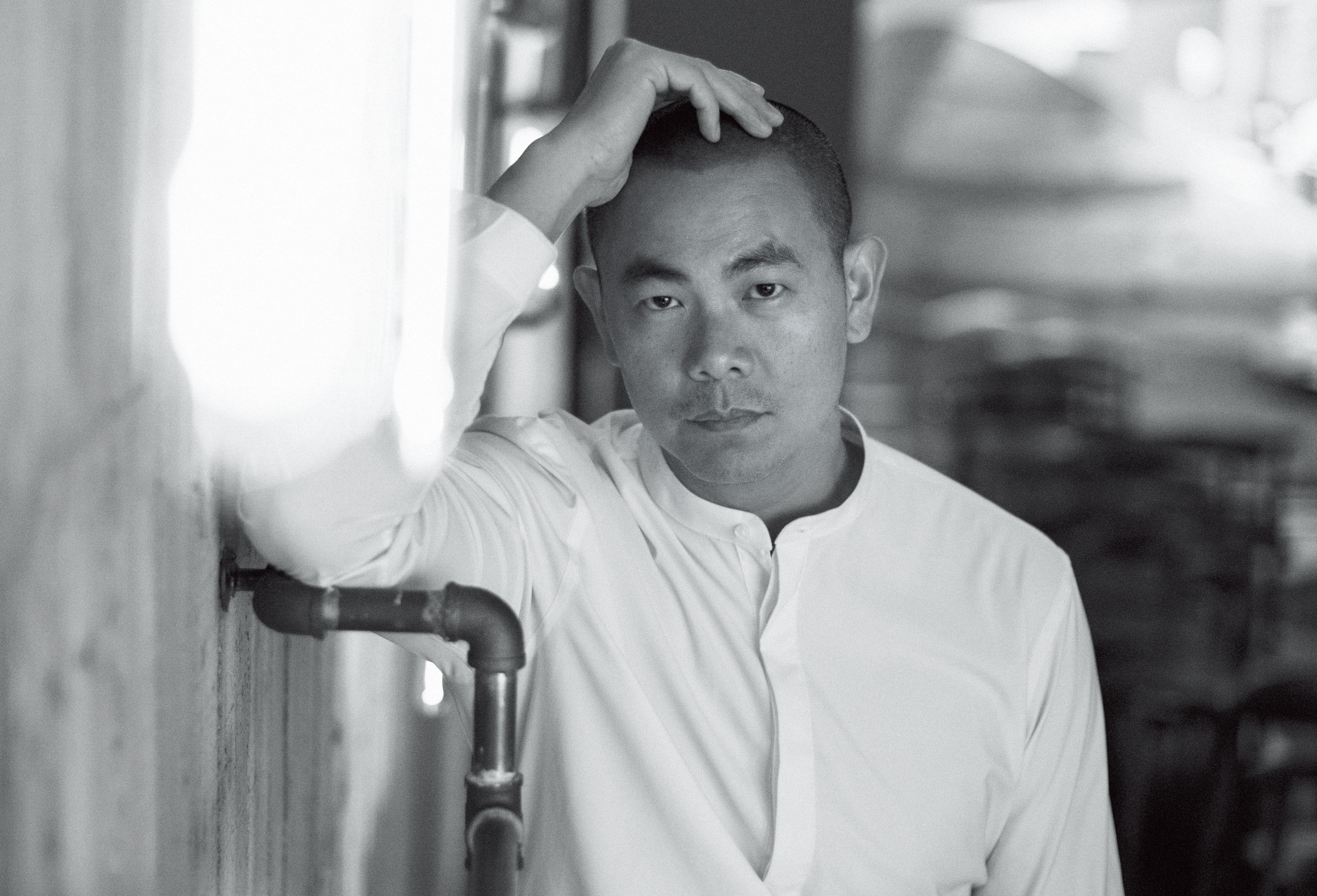 為了專心在工作上， 江振誠把生活中每件事都變得很簡單， 像是他從十八歲就開始留短髮， 「我常常在廚房開玩笑說， 客人如果在菜裡面發現一根頭髮， 那絕對不會是我的。」