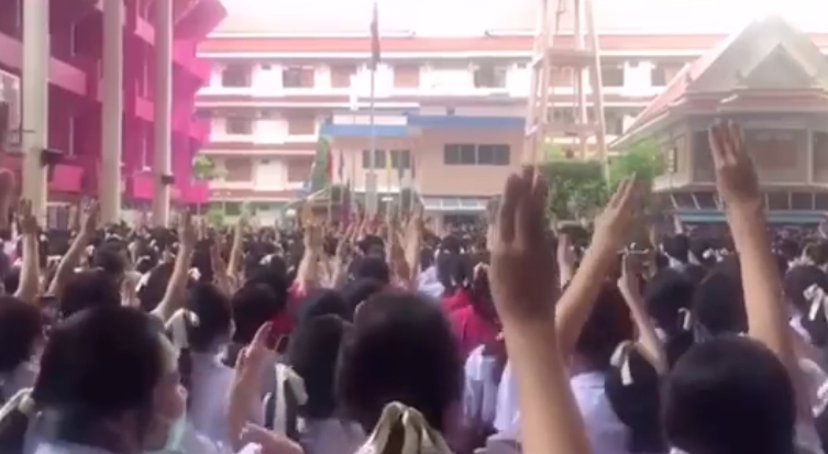 泰國中學生們高舉《飢餓遊戲》裡的3指禮，以表達對民主的支持。（翻攝自泰譯聞臉書）