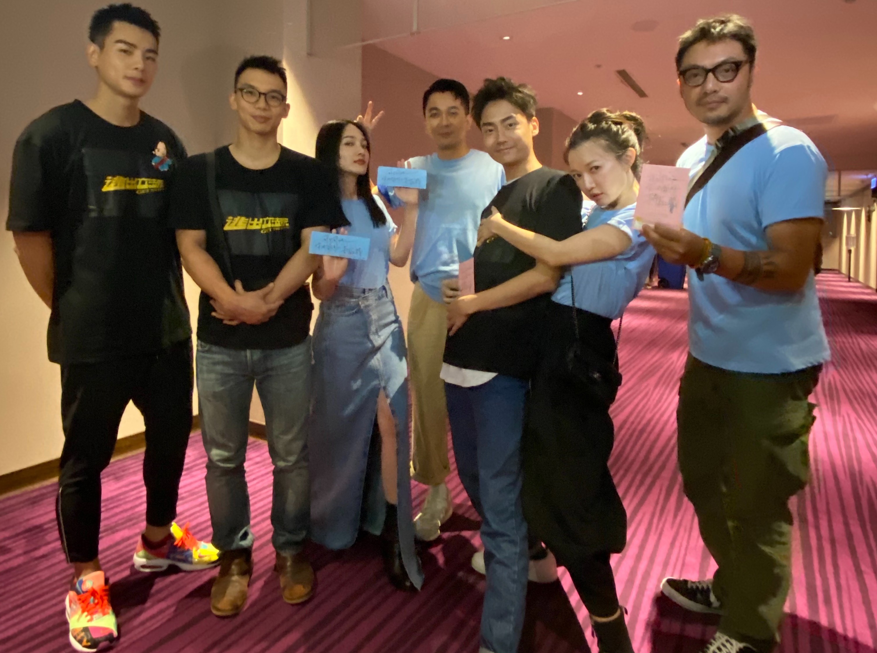 近日多部國片接力上映，《逃出立法院》與《可不可以，你也剛好喜歡我》的兩方主創都在宣傳，乾脆上演大合體。（華映）