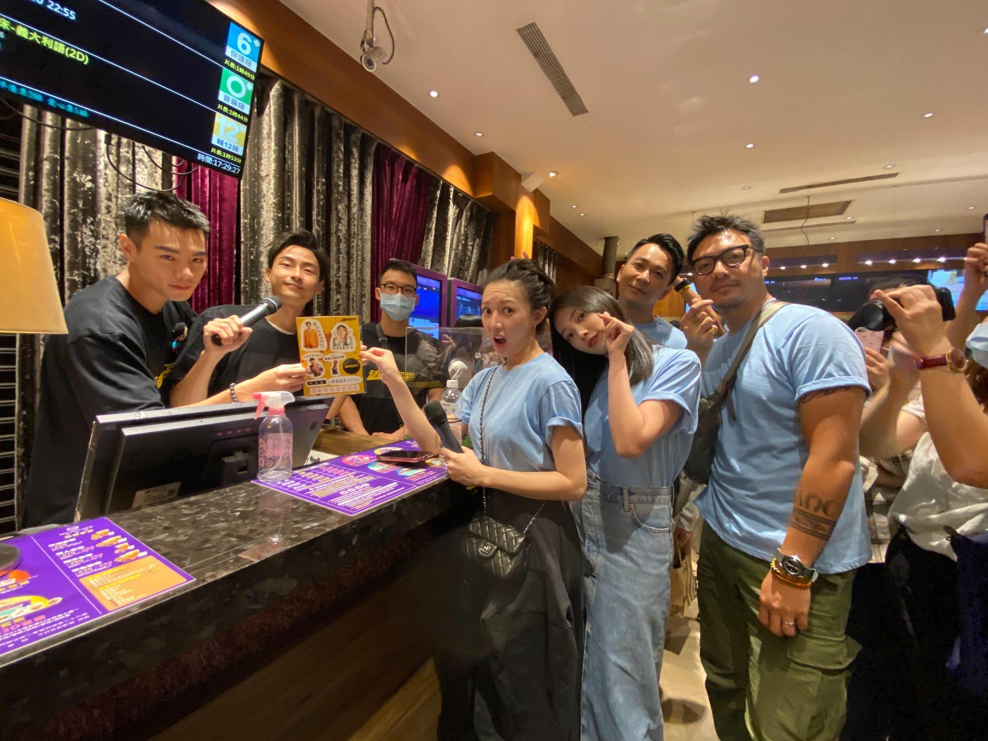 林映唯和李杏見到正在櫃台擔任一日店長的禾浩辰和林鶴軒,趁機偷襲。(華映)