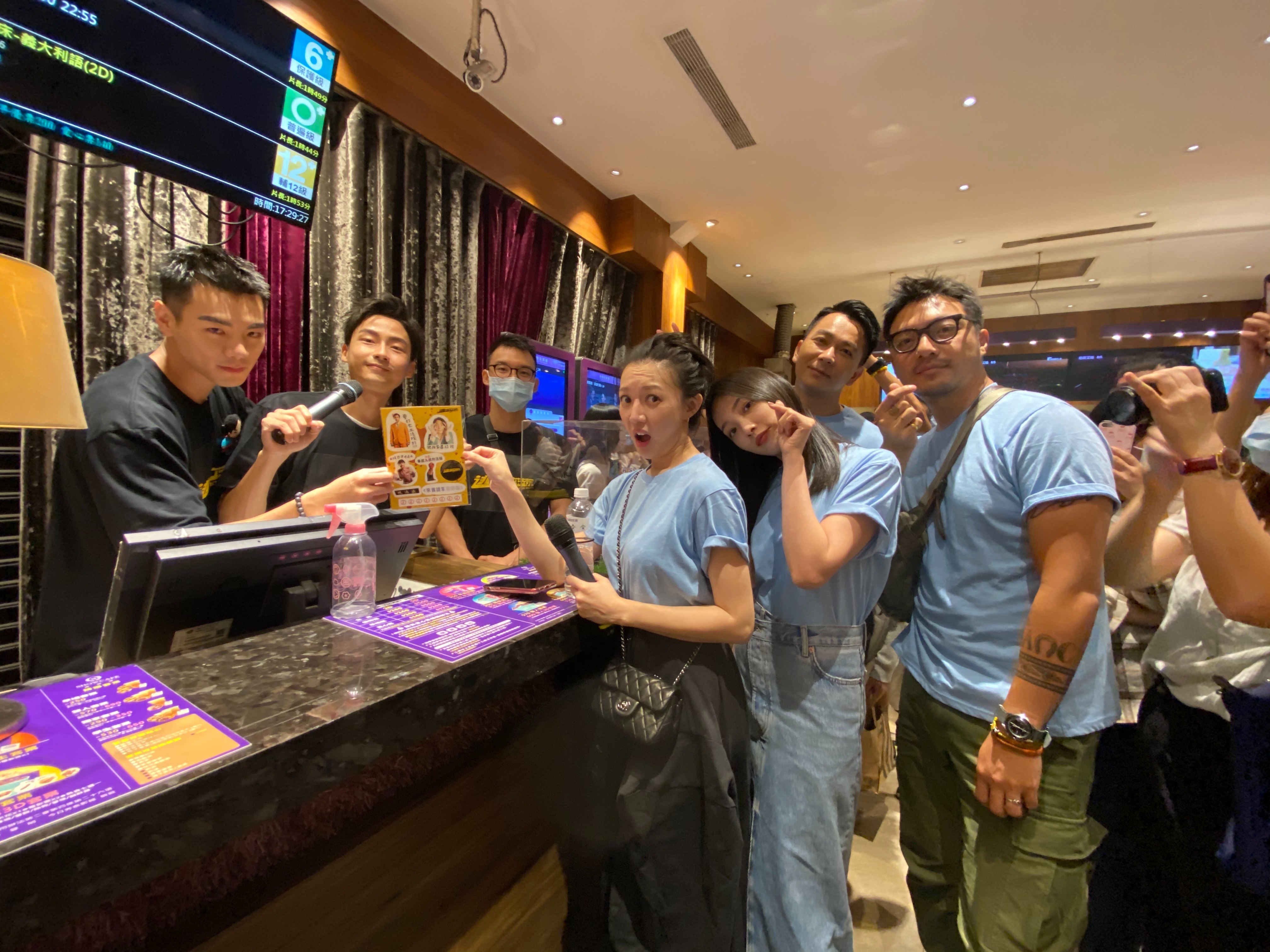 林映唯和李杏見到正在櫃台擔任一日店長的禾浩辰和林鶴軒，趁機偷襲。（華映）