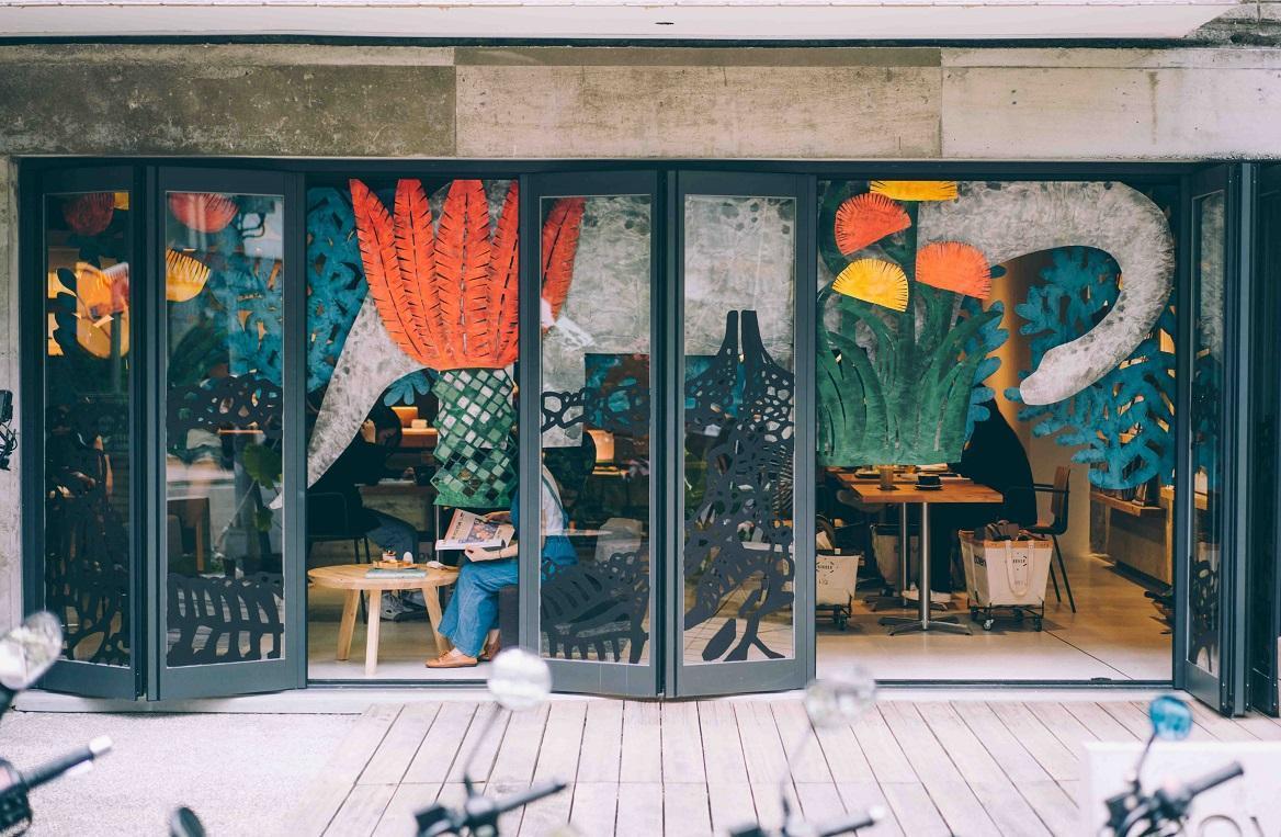 「Boven Café」店內的《地底圖書館》,讓人讀著讀著,一不小心可能就掉進未知地洞。
