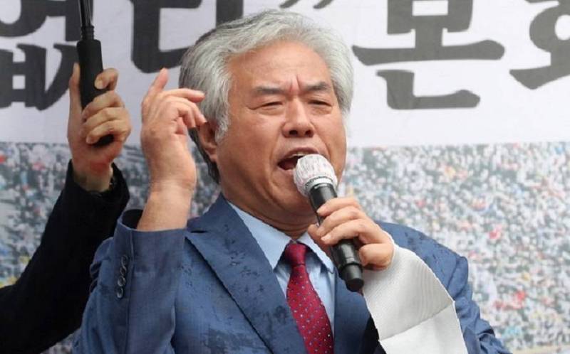 南韓首都圈爆發教會群聚感染，其中妨礙政府疫調、不甩居家隔離帶頭上街示威的負責牧師全光焄今日確診。（翻攝自推特）