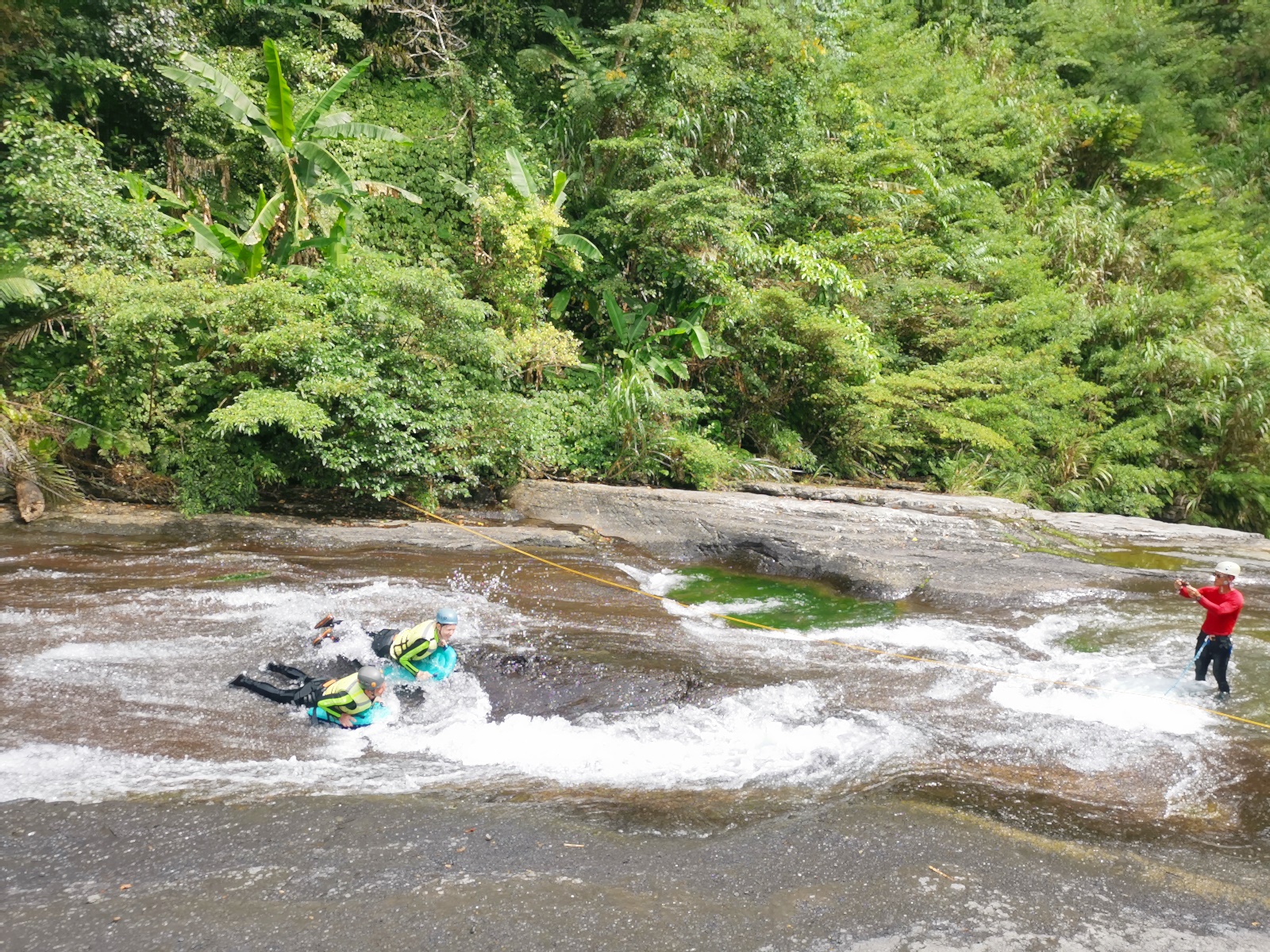 姐妹瀑布的滑水玩法雖受歡迎，但看得到商業團已事先做好保護措施。