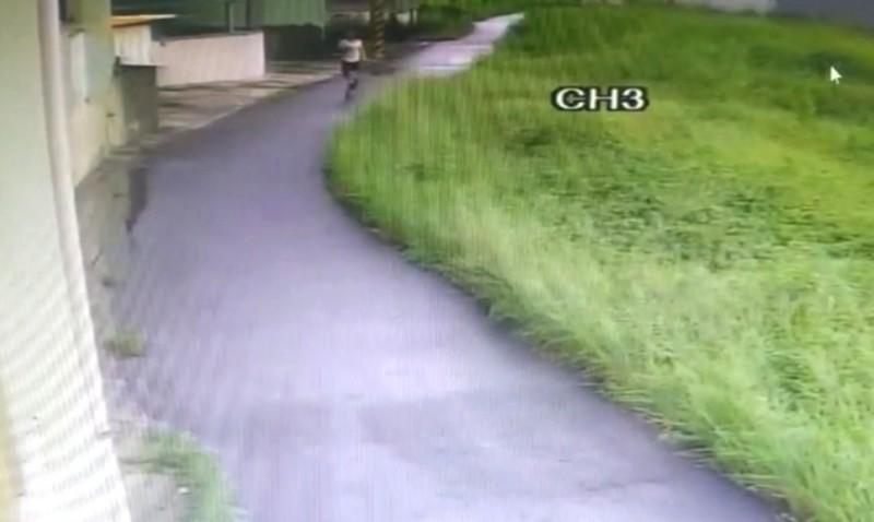 連男14日利用外役監外出作業時逃逸。（翻攝畫面）