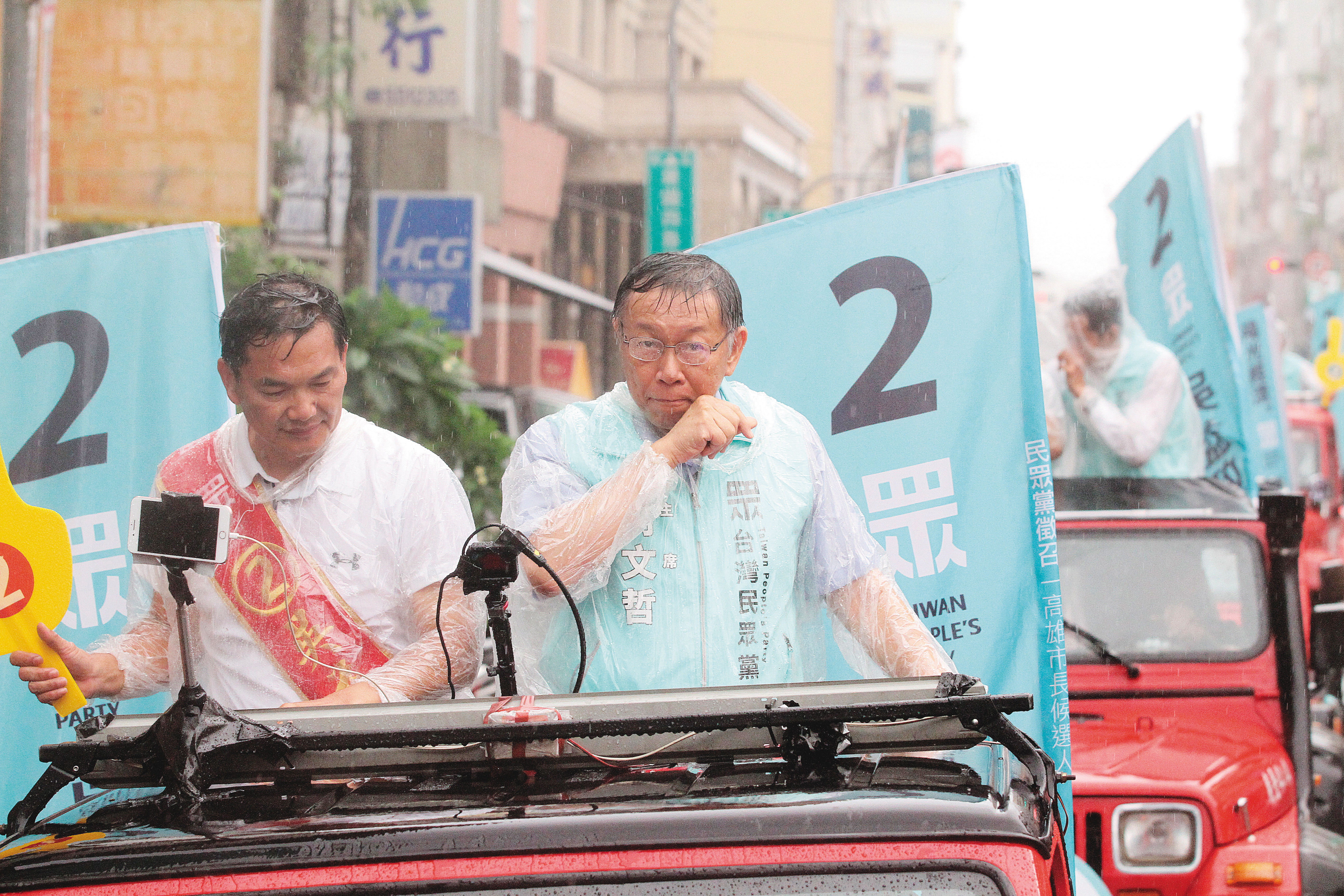 柯文哲補選前1天冒雨陪吳益政車隊掃街，但最後仍慘敗。