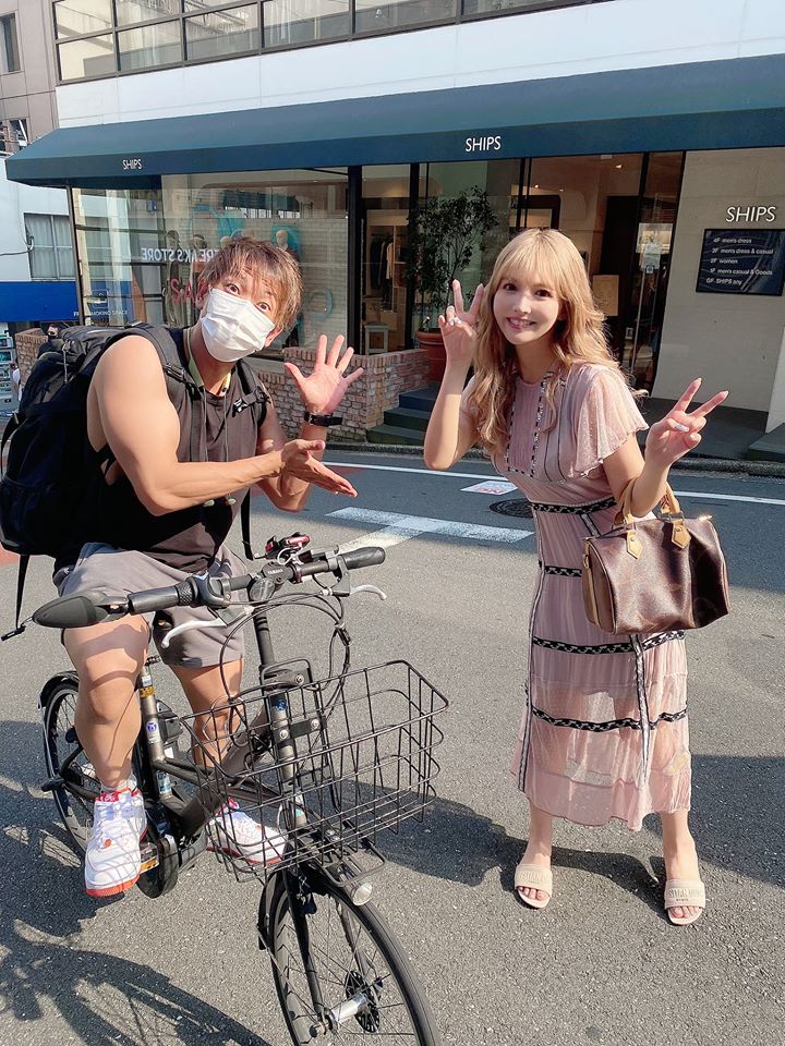三上悠亞（右）巧遇男優清水健（左），網友留言：「三上穿衣服，我第一時間還沒認出來。」「清水健腿好壯，難怪吃火車便當那麼輕鬆。」（翻攝自三上悠亞Twitter）