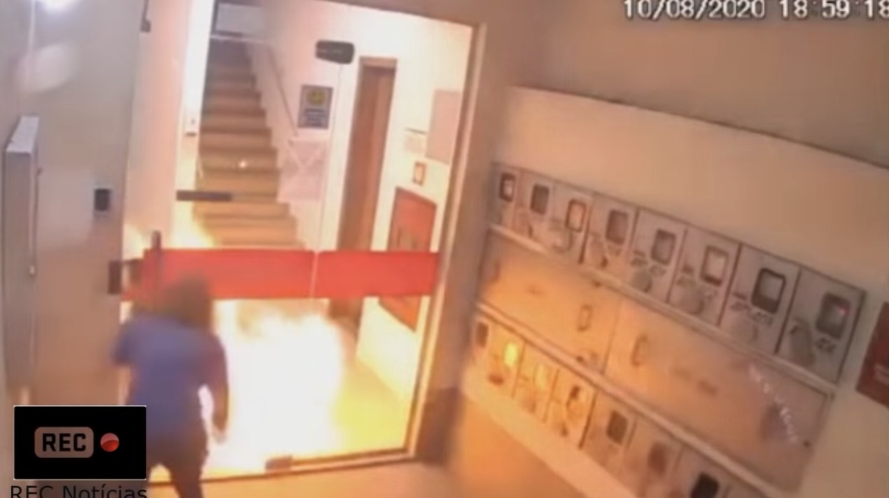 巴西一名女模特兒突成「火球」燒成一團，其女友與鄰居看到趕緊上前滅火救人。（翻攝自REC Notícias　Youtube頻道）