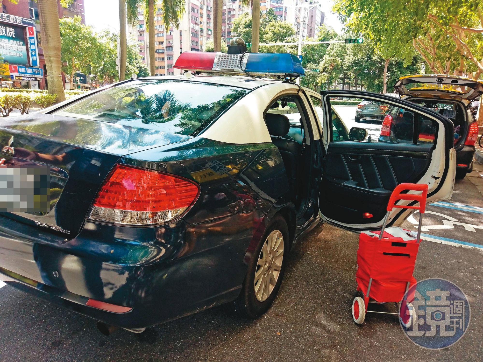為了將購車款平安交給楊智傑，A女還委託轄區員警協助護鈔。（讀者提供）