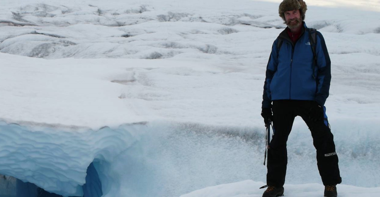 氣候科學家Konrad Steffen（圖）本月8日在格陵蘭島進行觀測研究時，不慎失足跌入冰層裂縫身亡，享壽68歲。（CIRES官網）