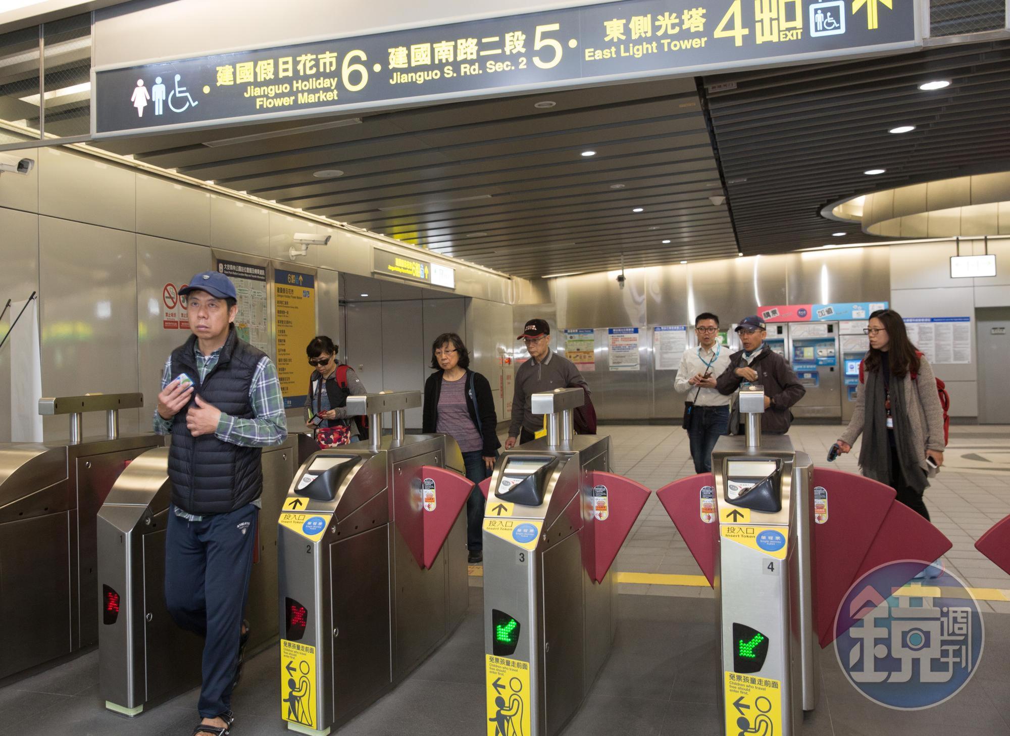 北捷提供旅客索取「臨時通行票」,旅客可自行感應閘門進站,並在15分鐘內投票出站,無須再經由車站詢問處。(本刊資料照)