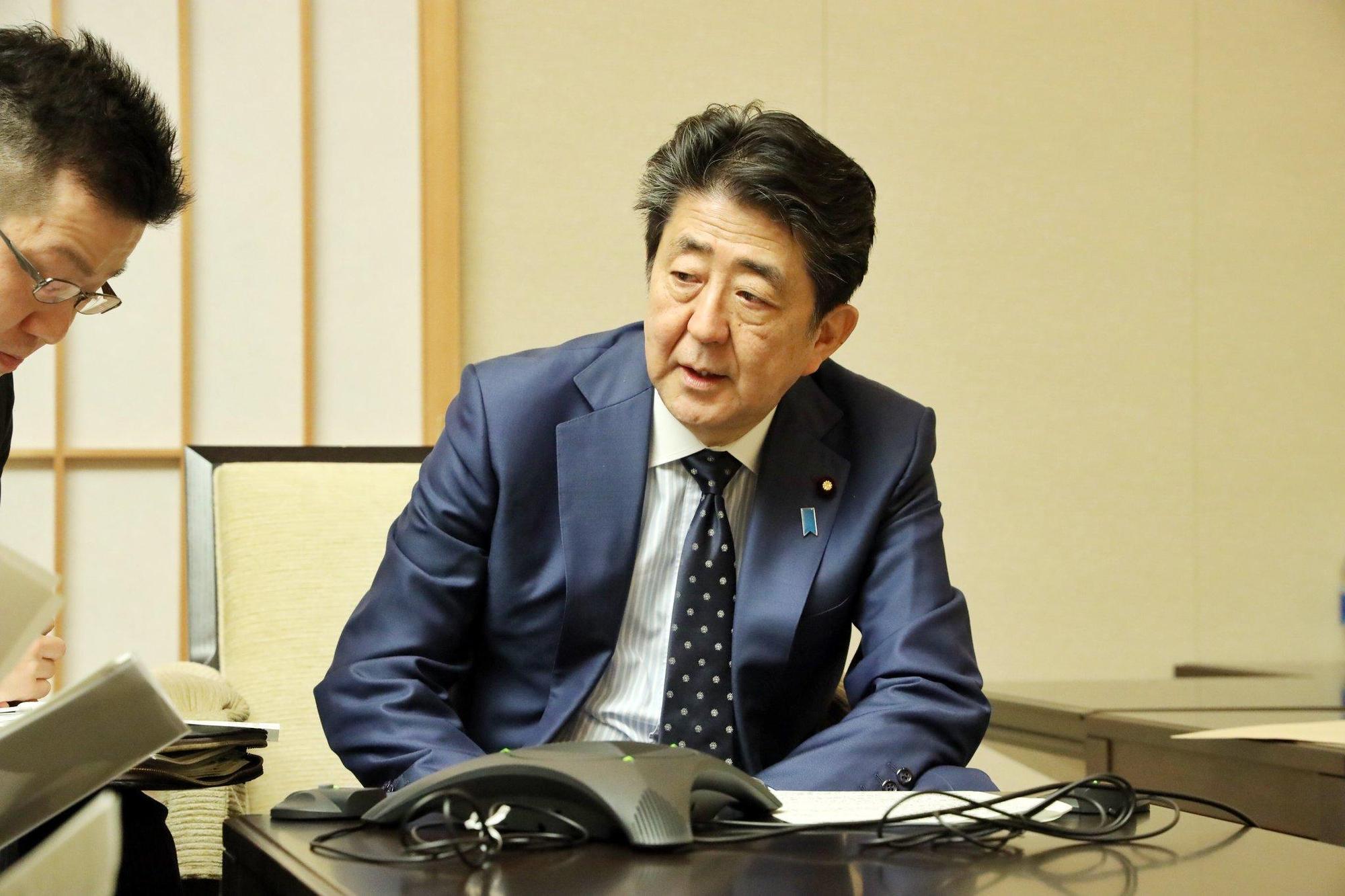 日本首相安倍晉三疑似因為過勞,身體健康亮紅燈。(翻攝自首相官邸粉絲專頁)