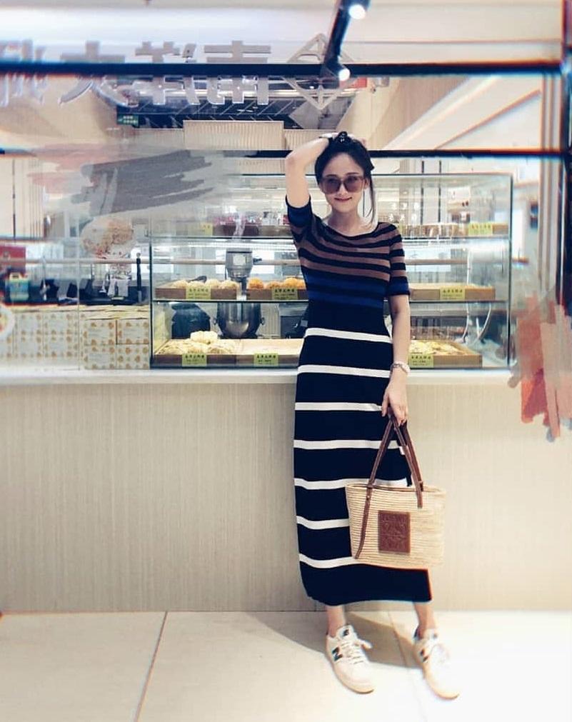 以新衣服出場,陳喬恩同一套衣服到處拍。(翻攝自陳喬恩IG)