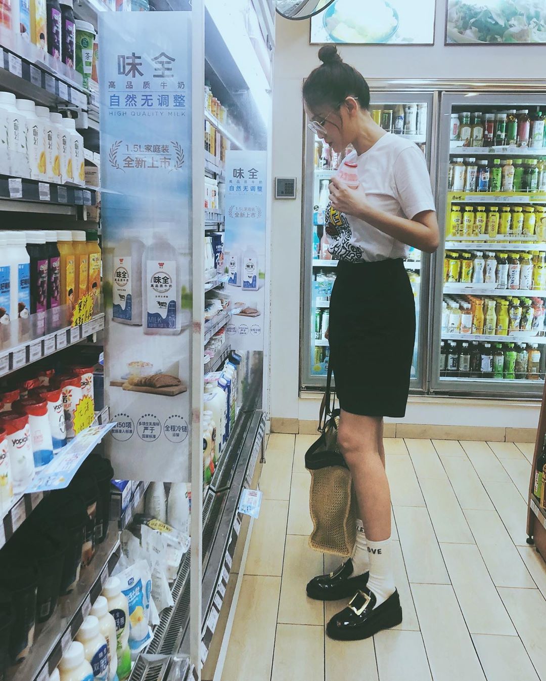 陳喬恩近期愛街拍,之前才以學生妹的模樣逛超市買零食。(翻攝自陳喬恩IG)