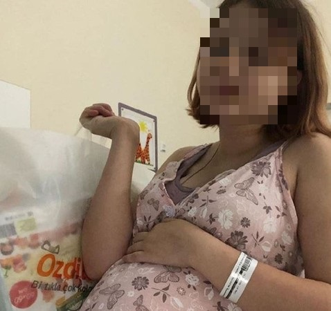 14歲的俄羅斯少女戴利亞日前生下女嬰,但10歲男友奇科夫必須等到6年後,才能成為孩子法律上的爸爸。(翻攝戴利亞IG)