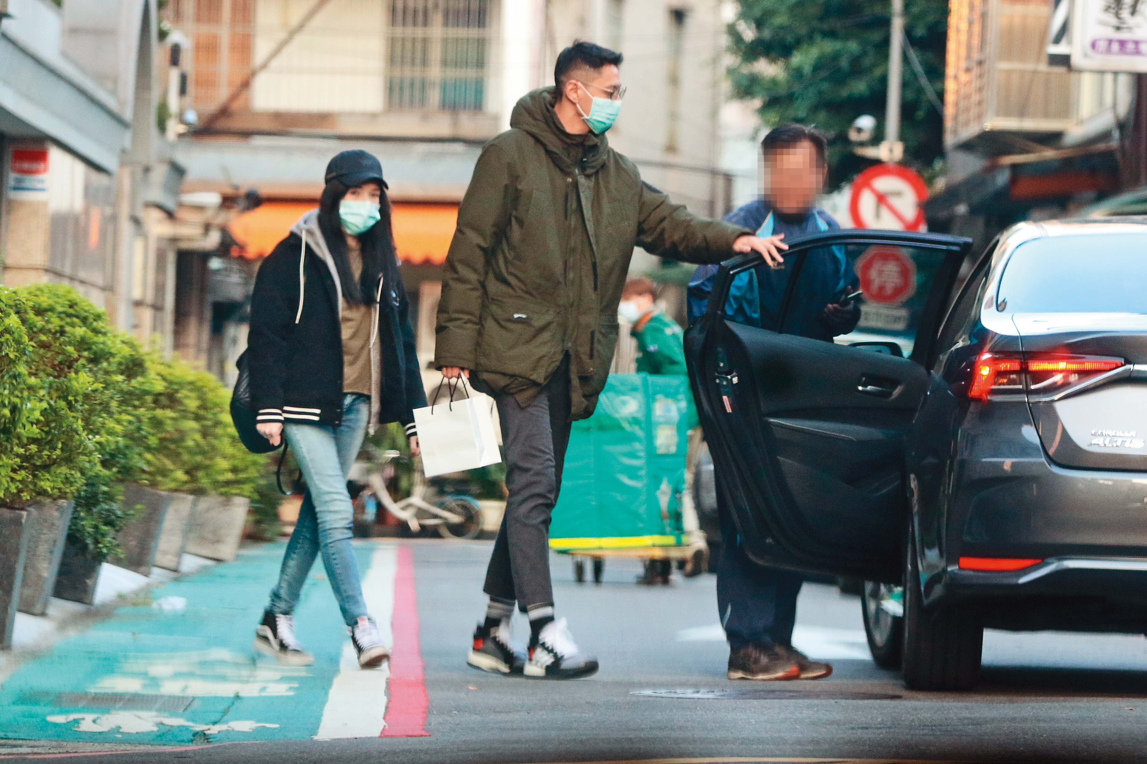 年初許瑋甯（左）與劉又年（中）一同外出覓食，兩人2018年交往至今，已有老夫老妻的感覺。