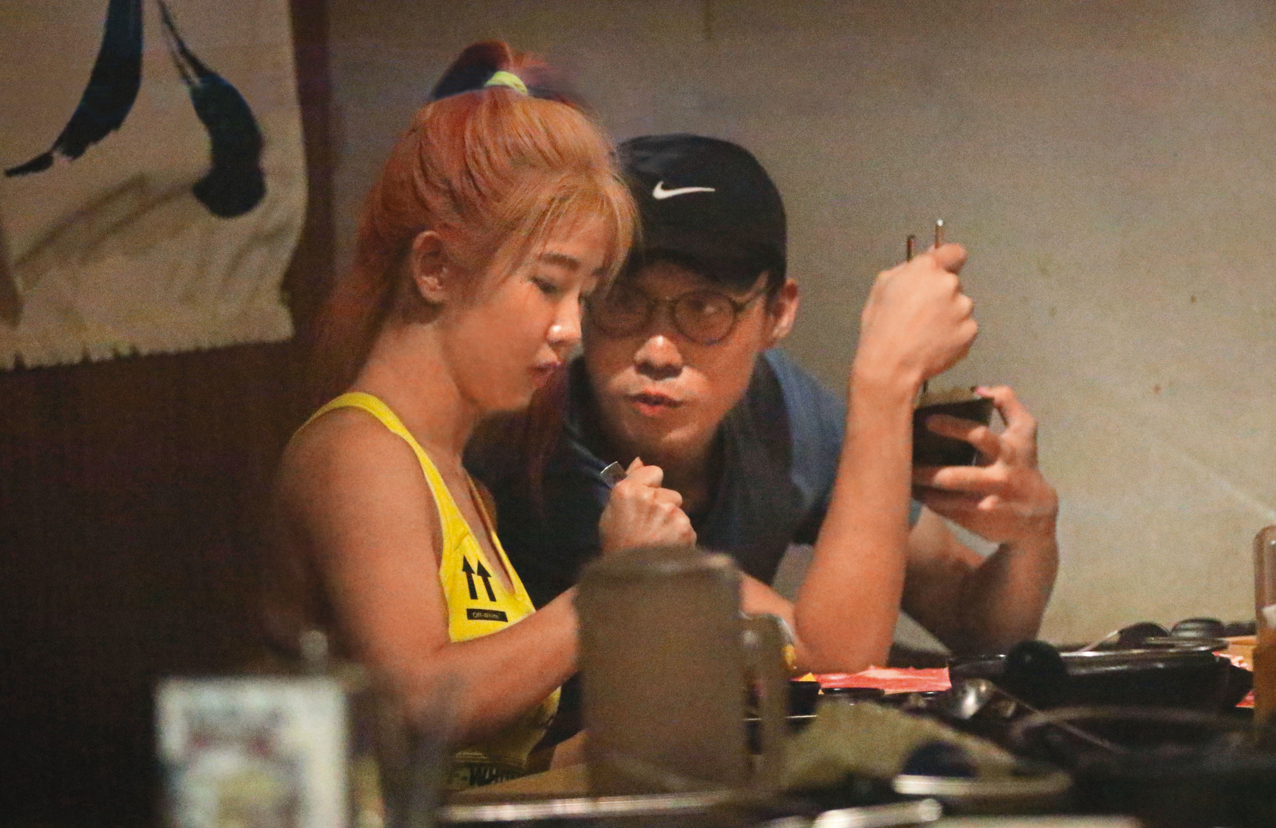 08/10 01：27 戴著NIKE黑帽的眼鏡男，與瑤瑤靠得超近，幾無人際距離。