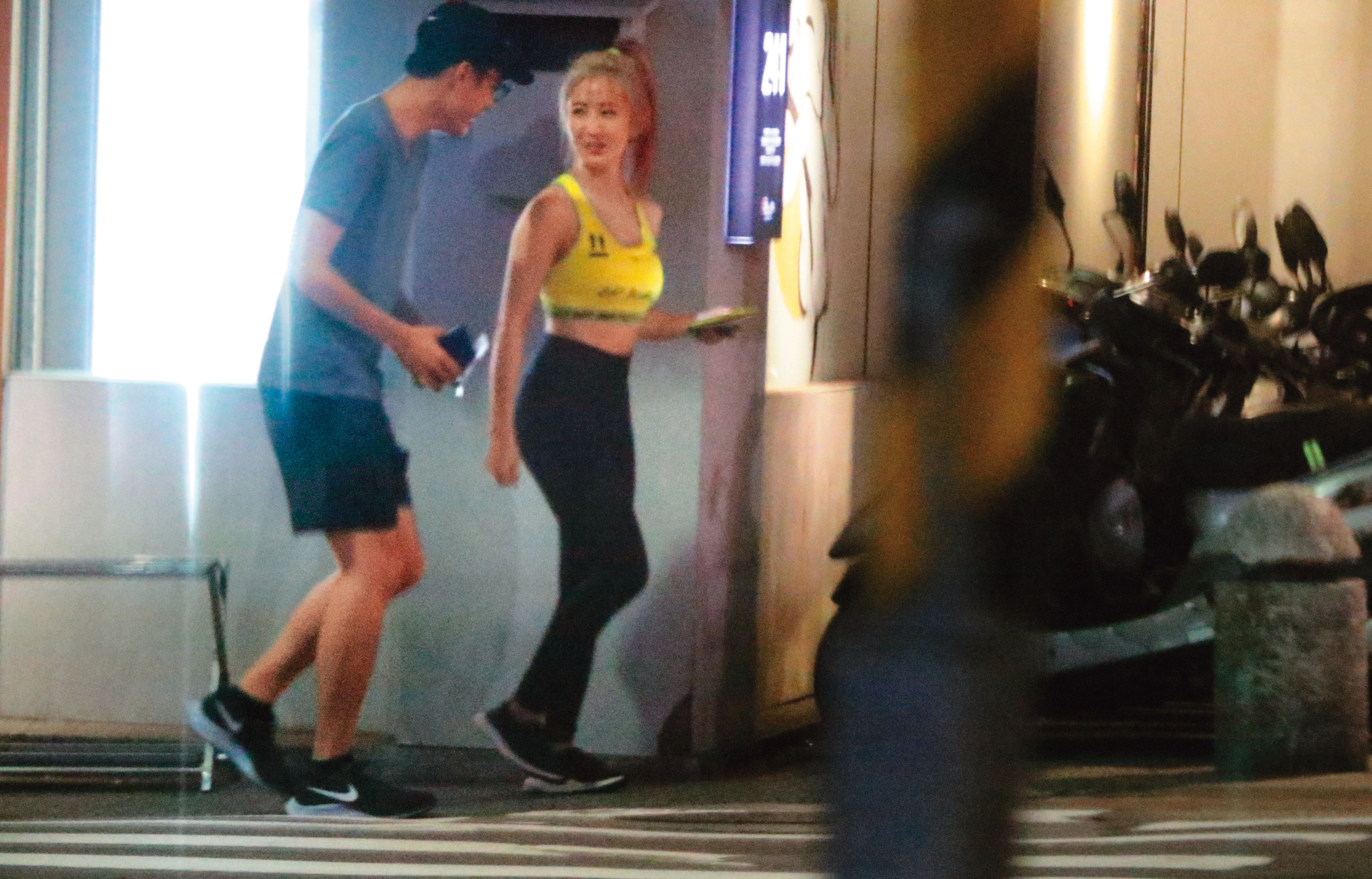 08/10 02：26 出了餐廳，才得以看到瑤瑤（右）全身裝扮，非常緊身，看來像是約會戰袍。