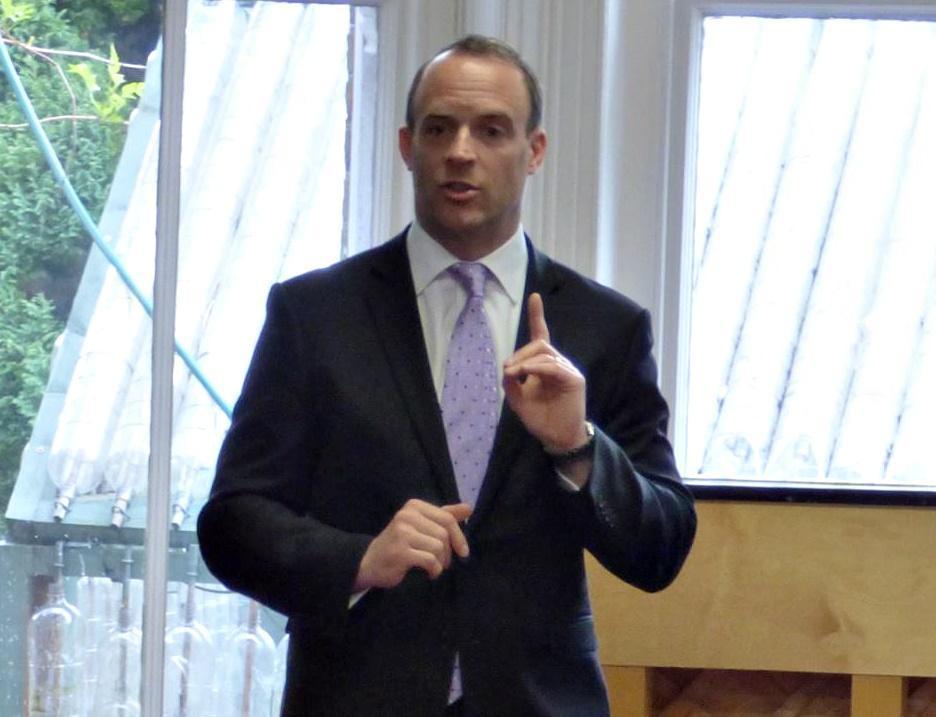 英國外交大臣Dominic Raab譴責白羅斯總統大選的暴力事件,並痛斥大選結果是「詐欺行為」。(翻攝自Dominic Raab臉書)