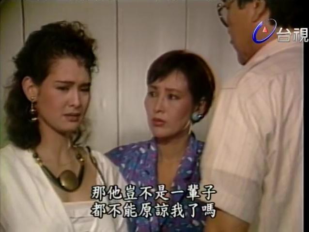李湘1986年演出台視8點檔《金色山莊》,與後來有「老版許瑋甯」之稱的《花系列》女星席曼寧演一對母女。(翻攝自台視youtube頻道)