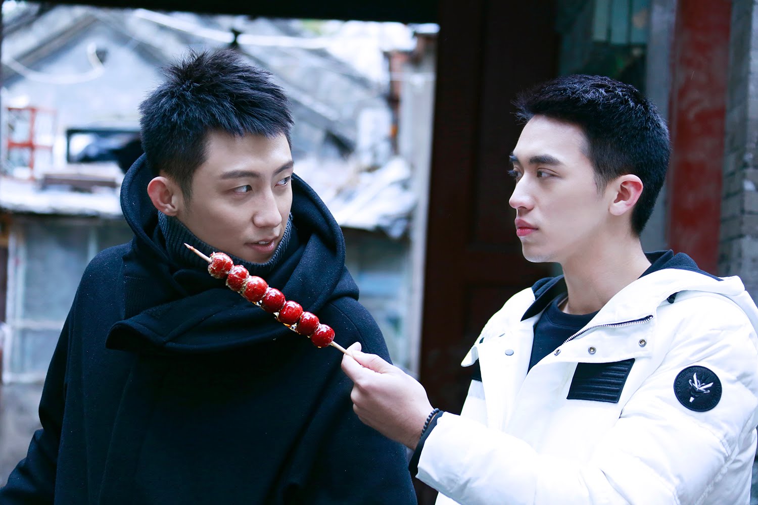 中國4年前推出BL劇《上癮》捧紅男主角許魏洲（右）和黃景瑜。（翻攝《上癮》日本官網）