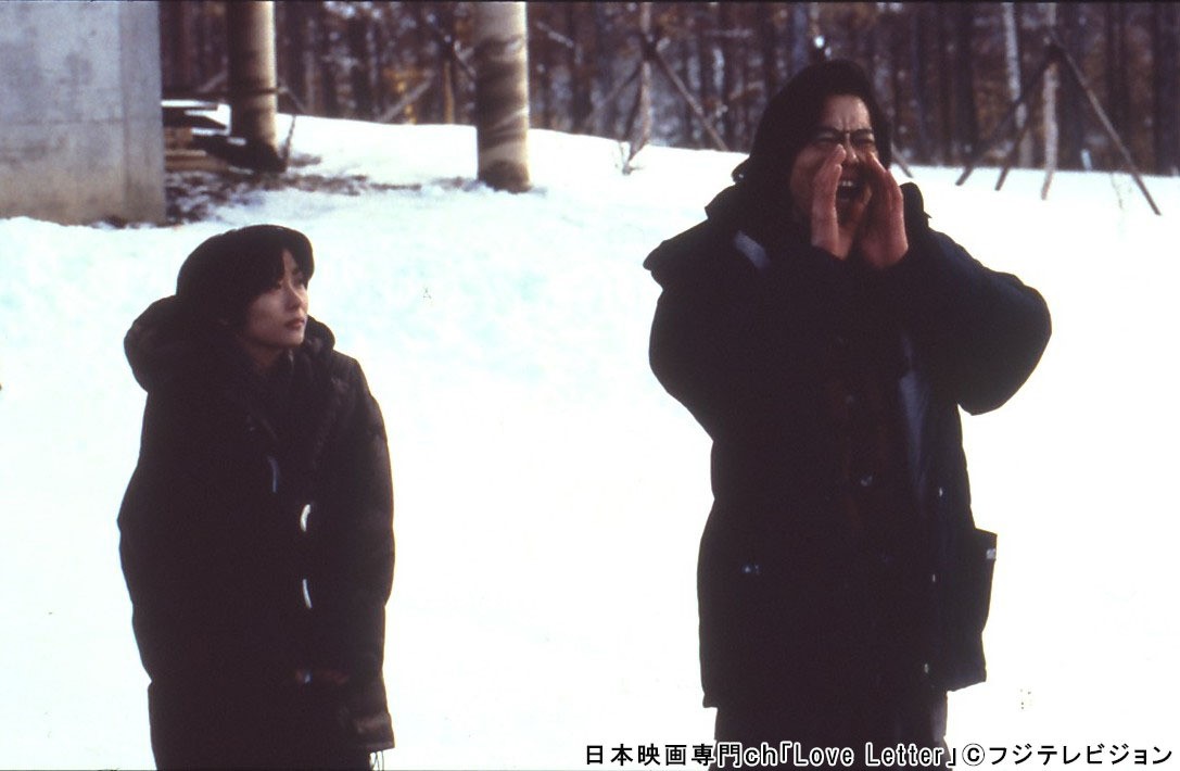 豐川悅司(右)和中山美穗1996年演出電影《情書》,至今仍是許多影迷內心中的經典之作。(翻攝nihoneiga Twitter)