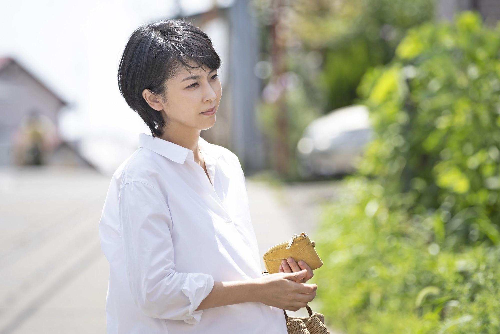 松隆子在《最後的情書》中代替姊姊出席同學會，卻被誤認為是姊姊本人。（双喜電影提供）
