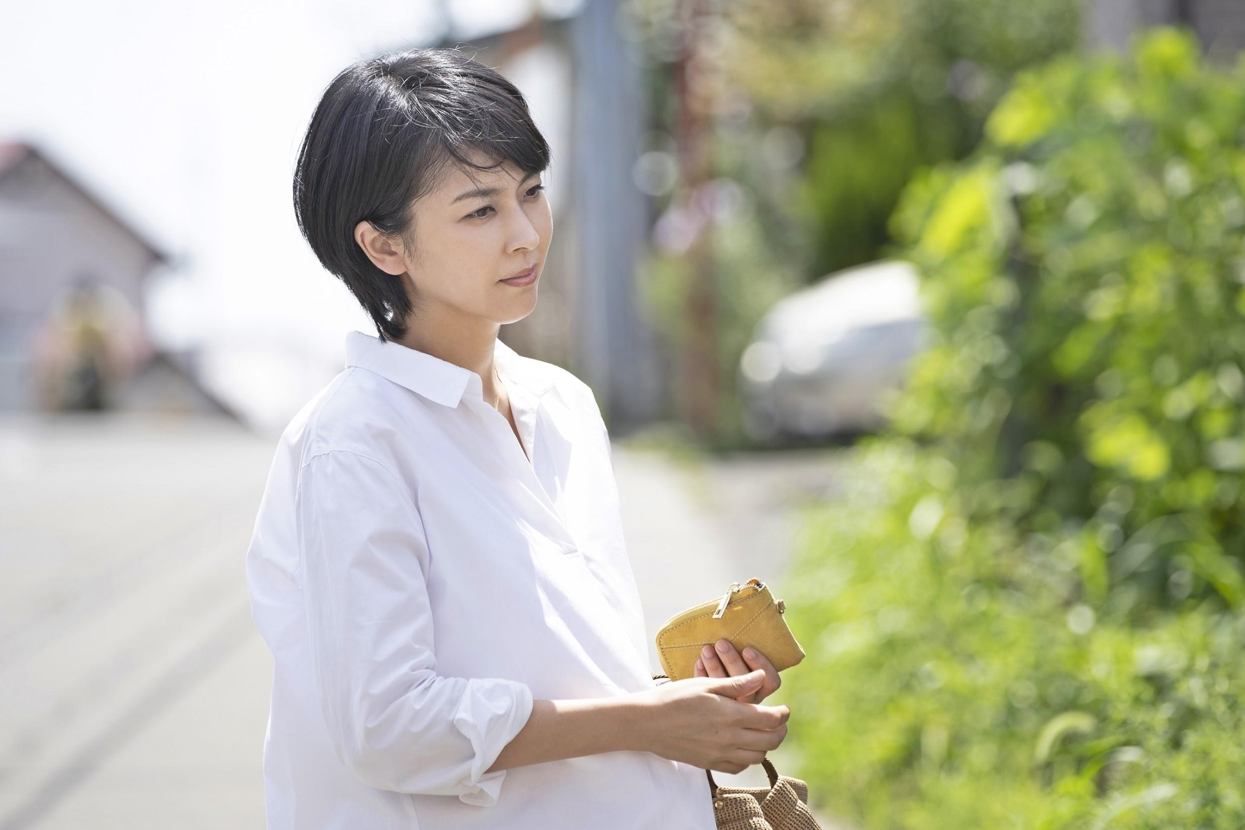 松隆子在《最後的情書》中代替姊姊出席同學會,卻被誤認為是姊姊本人。(双喜電影提供)
