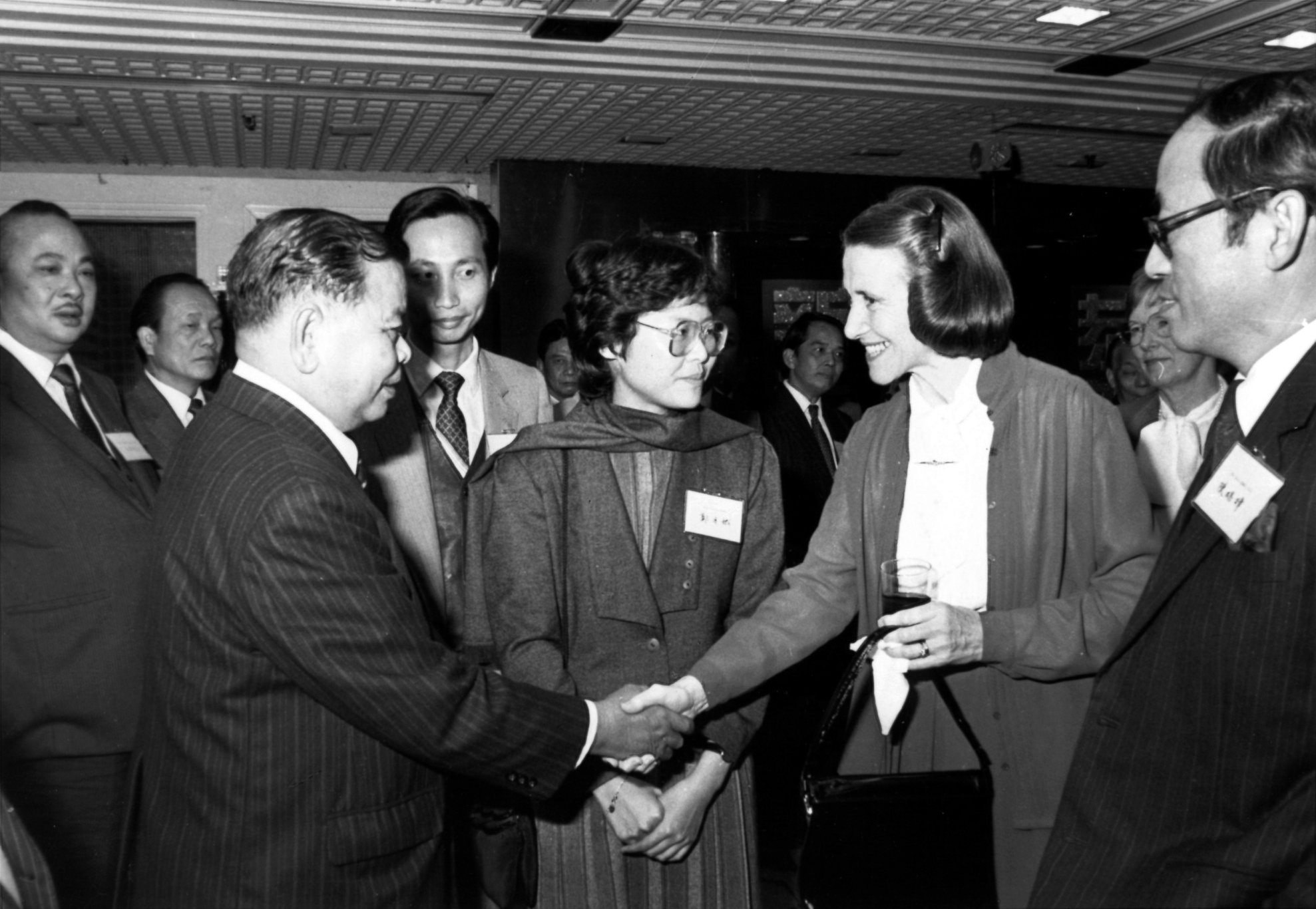 香港特首林鄭月娥今天po初年輕時舊照，自勉「幾多艱苦當天我默默接受，幾多辛酸也未放手」。（翻攝自林鄭月娥臉書）