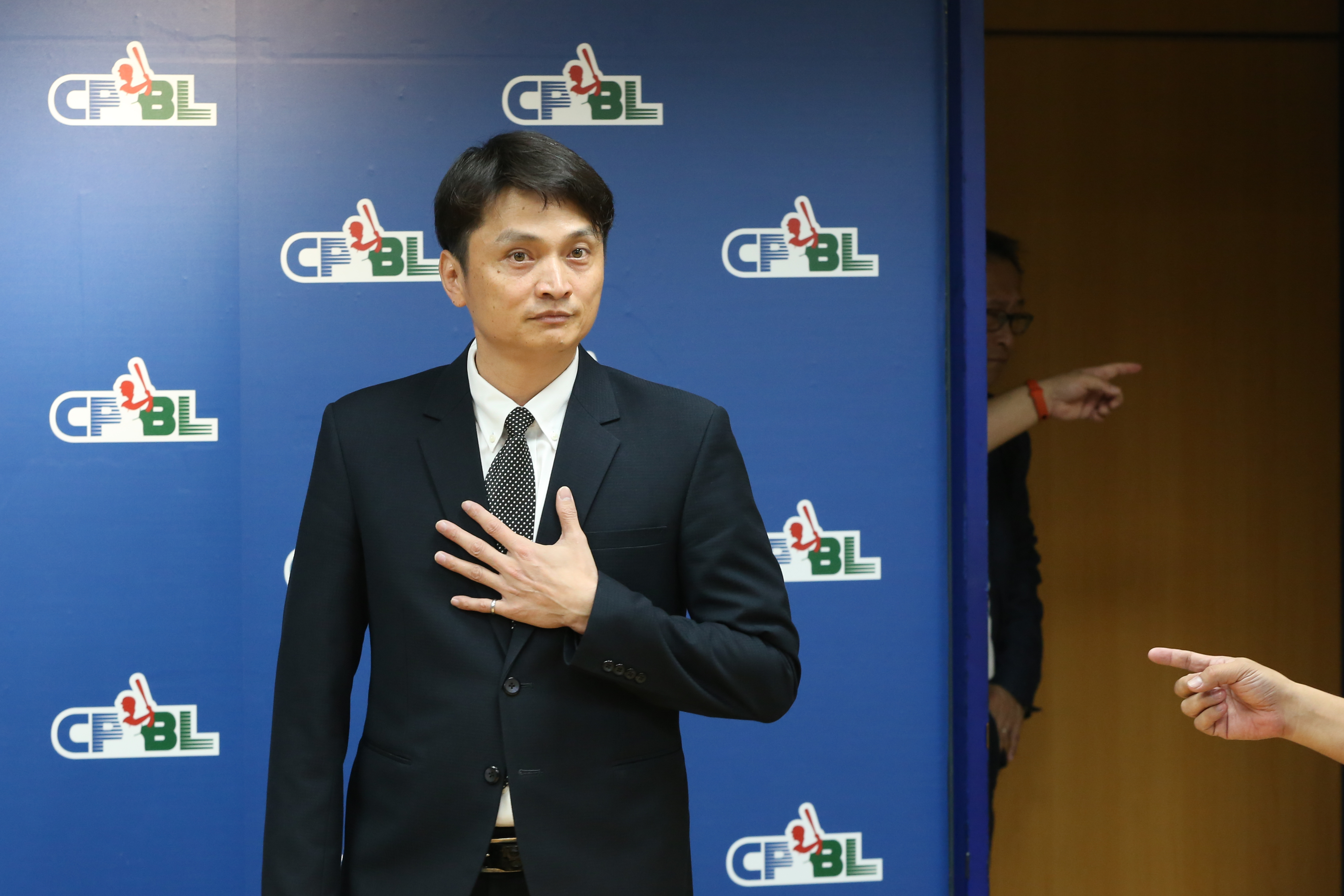 中華職棒秘書長馮勝賢則表示，要嚴格執行球員吐口水罰則，經舉證一次將罰500元。（資料照）