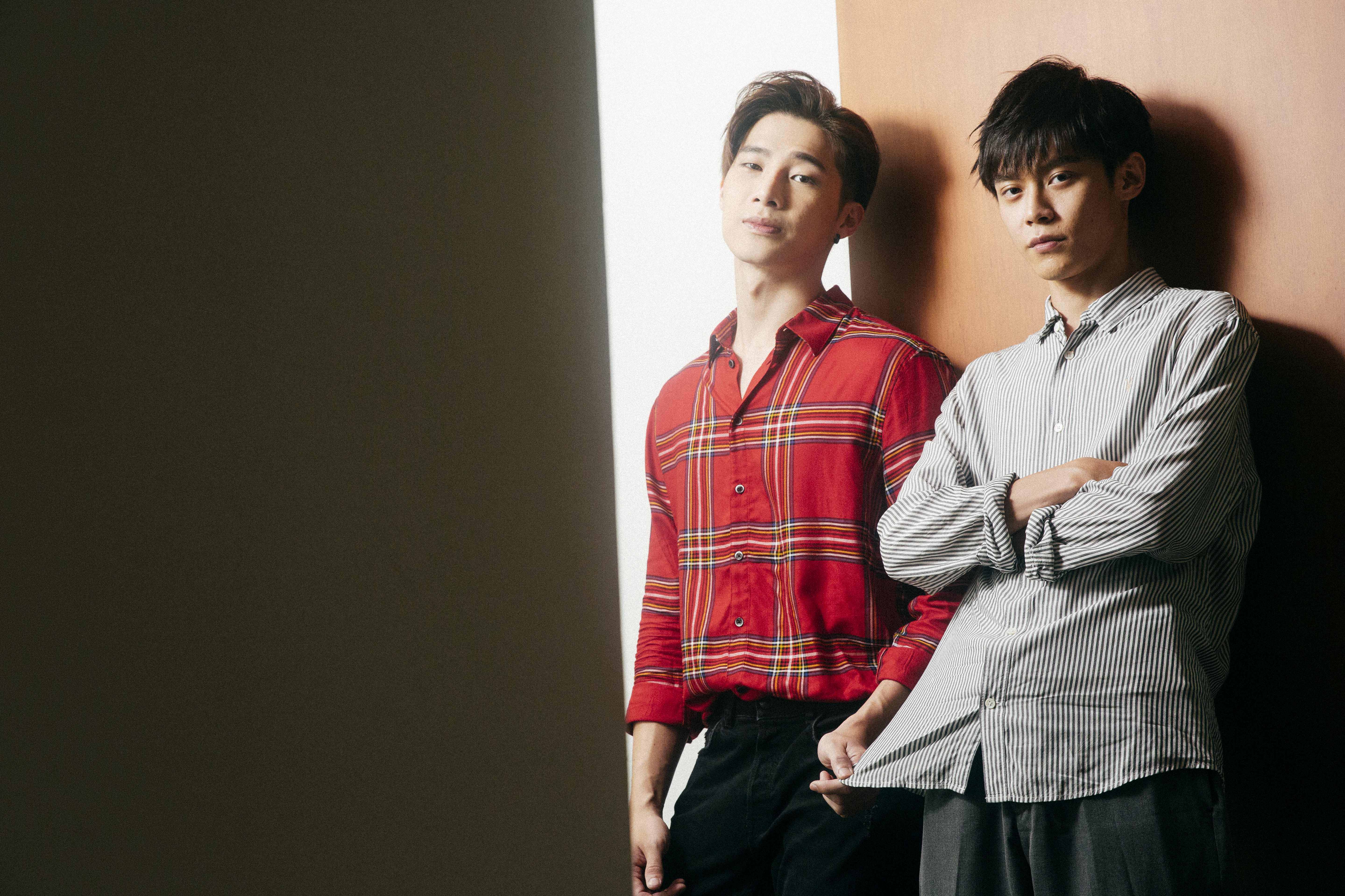 宋偉恩（左）拍照時拉著黃雋智衣角，私下互動也很有火花。