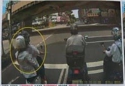 新北媽媽在臉書抱怨因揹嬰孩3貼騎機車出門，被民眾檢舉超載吃上罰單。（翻攝爆怨公社）