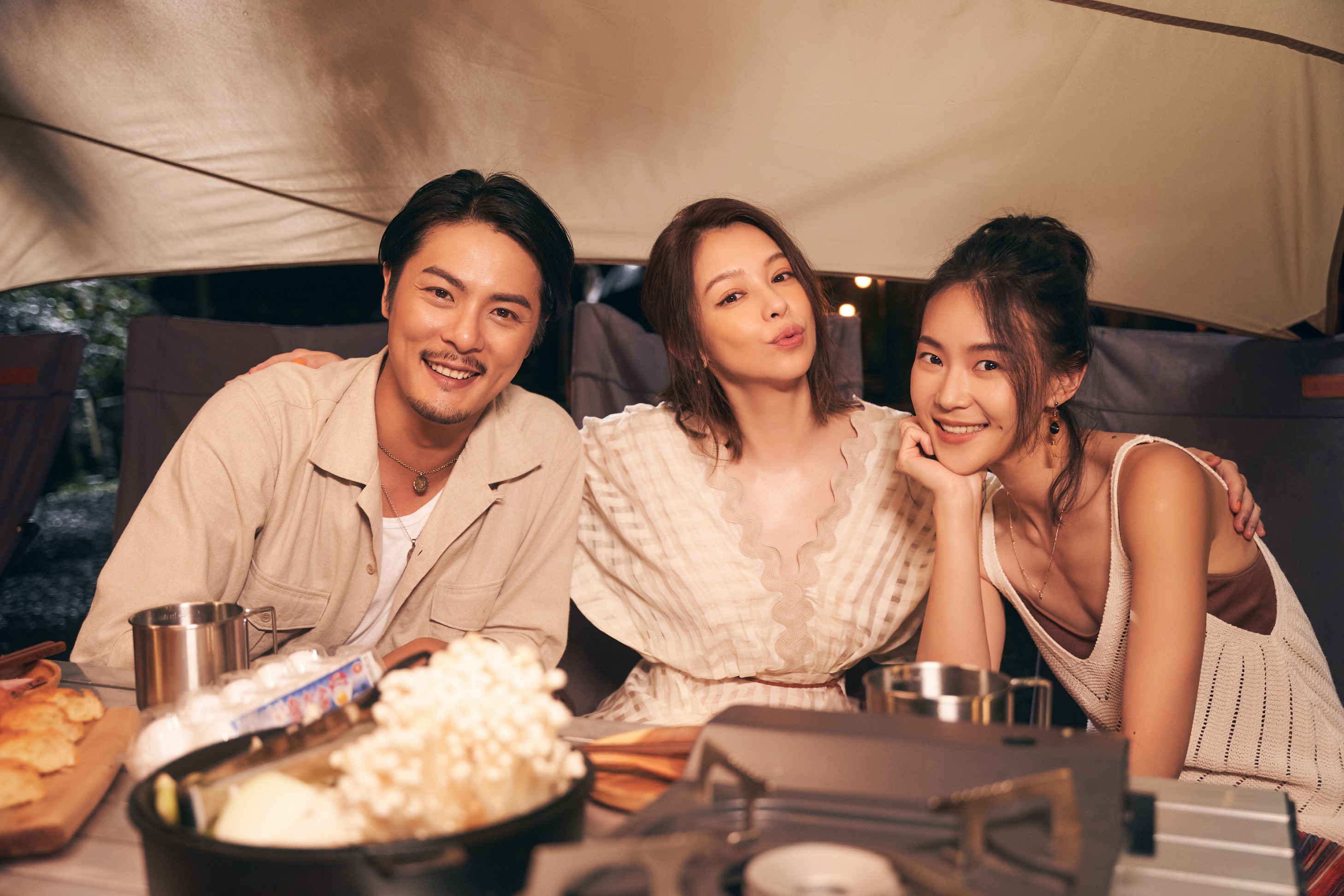 徐若瑄（中）與元康（左）、鍾瑤（右）在MV中，上演「兩女一男」三角關係。（索尼提供）