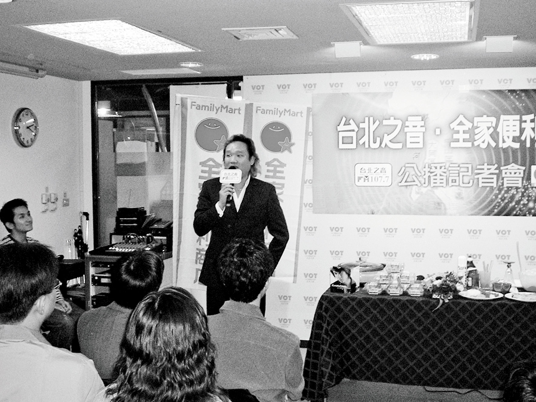 2001年殷士偉媒合台北之音與全家便利店公播。當年他還留著一頭創意人長髮。（瑞迪廣告提供）